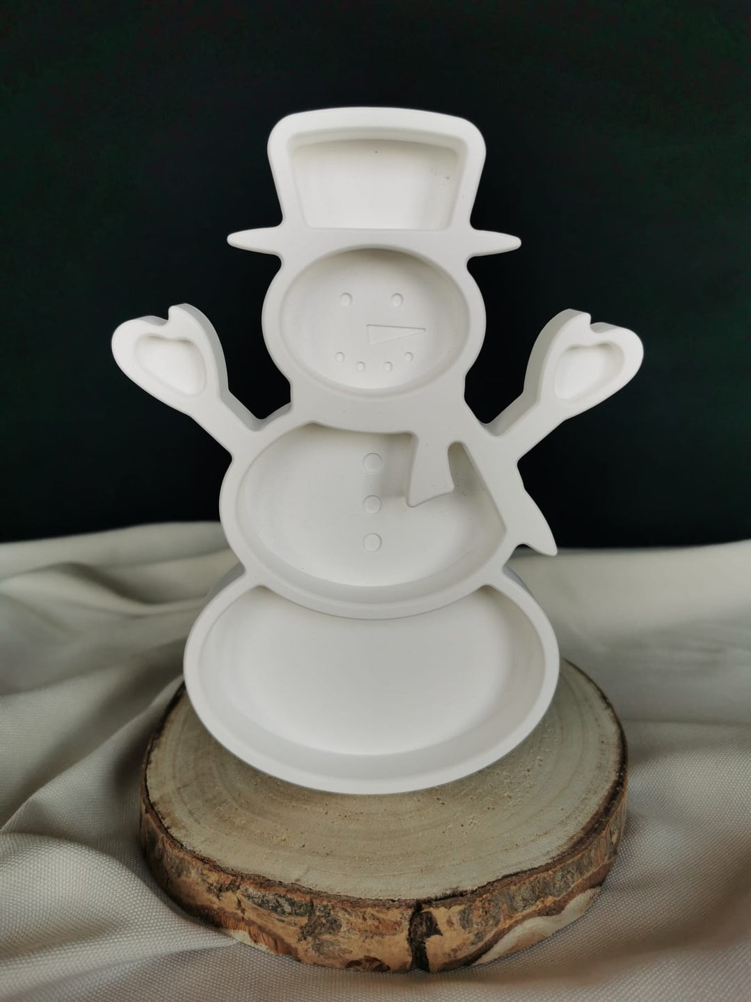 Keramik Schneemann Deko-Schale in Weiß auf Holzunterlage – winterliche Weihnachtsdekoration