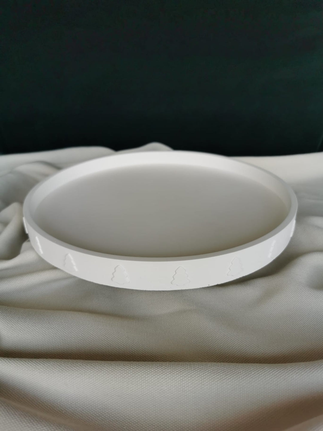 „Weißes Keramik-Tablett in Tannenbaumform als moderne Weihnachtsdekoration“