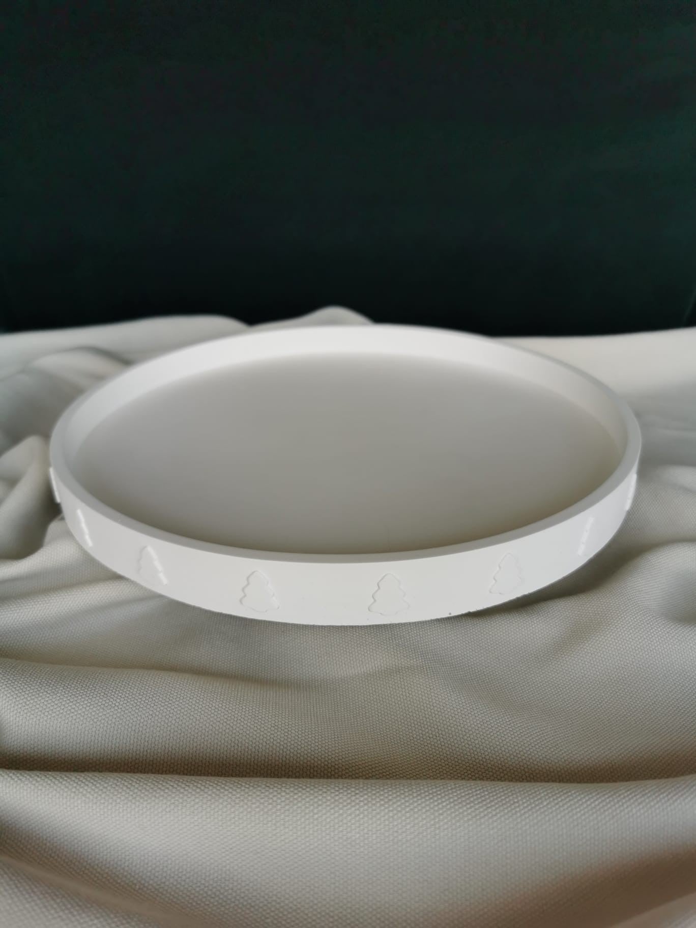 „Weißes Keramik-Tablett in Tannenbaumform als moderne Weihnachtsdekoration“