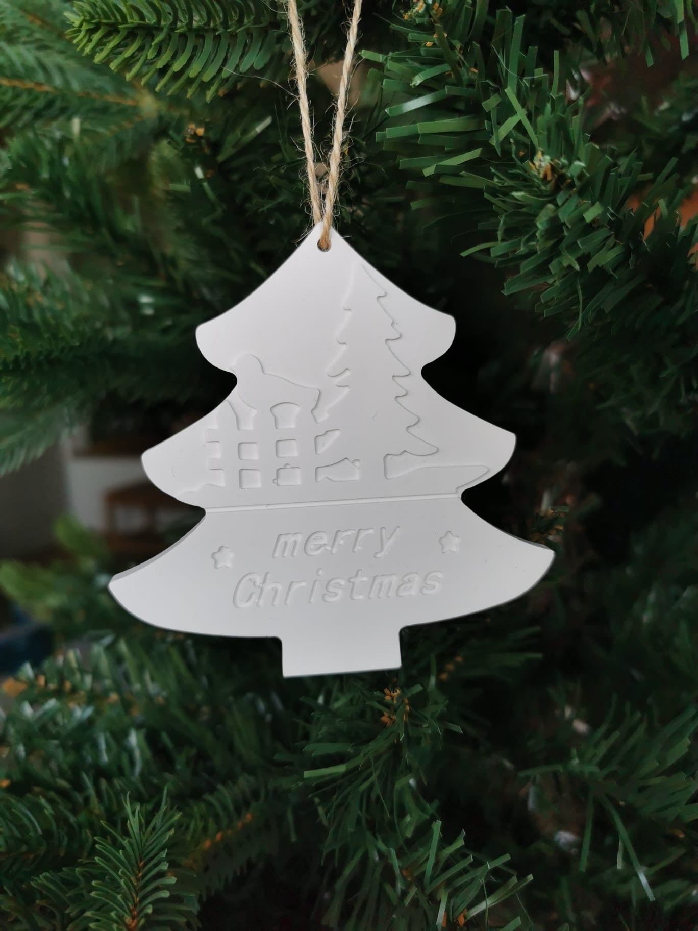 Keramischer Weihnachtsanhänger in Tannenbaumform mit „Merry Christmas“ Gravur am Weihnachtsbaum.