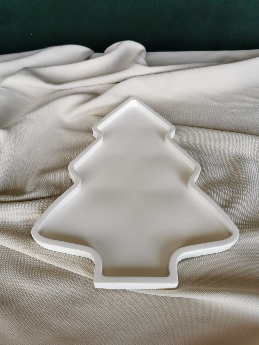 Weiße Keramik Dekoschale in Weihnachtsbaum-Form auf Stoffuntergrund – minimalistische Weihnachtsdeko