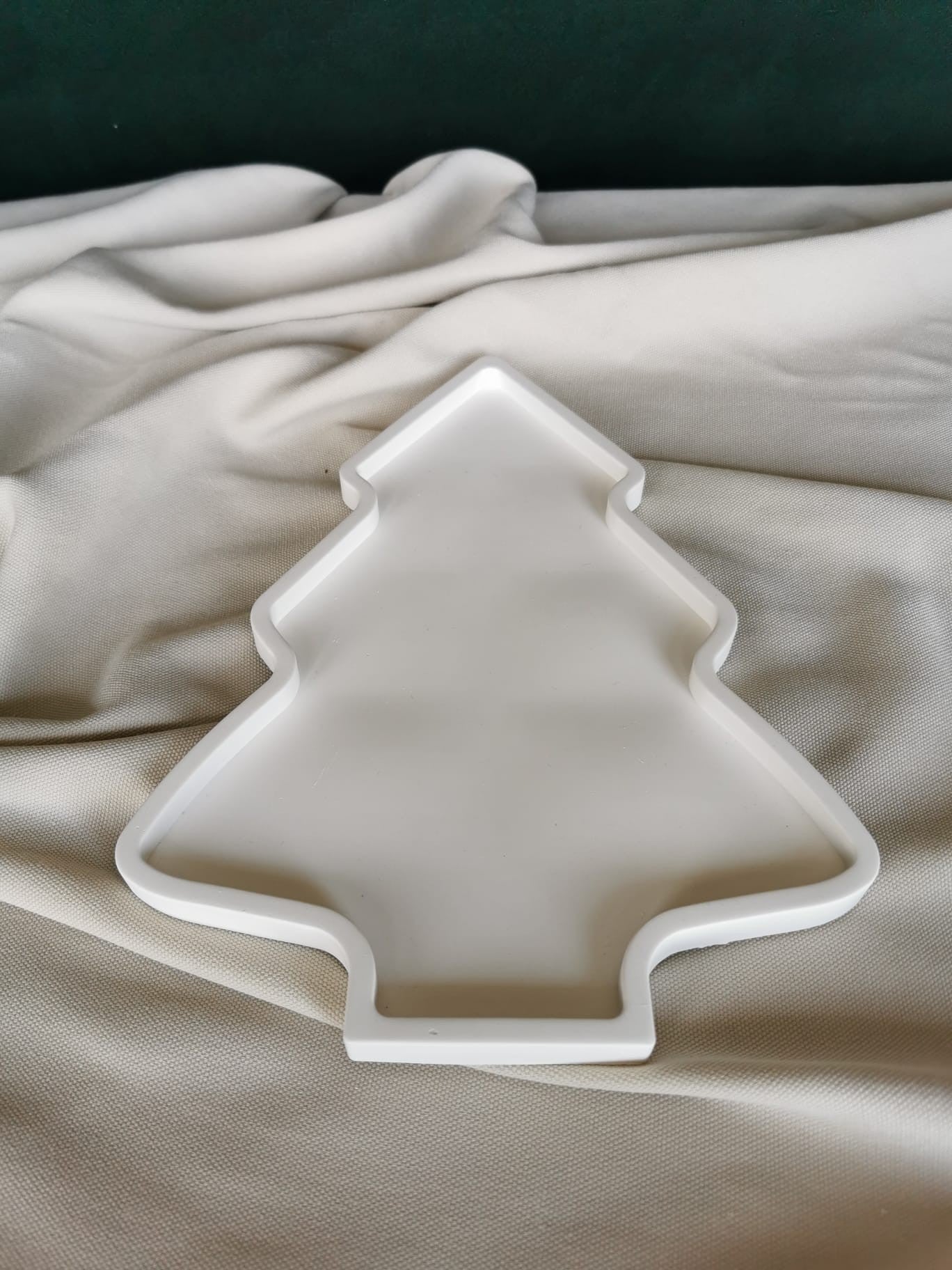 Weiße Keramik Dekoschale in Weihnachtsbaum-Form auf Stoffuntergrund – minimalistische Weihnachtsdeko