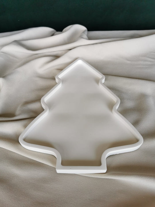 Weiße Keramik Dekoschale in Weihnachtsbaum-Form auf Stoffuntergrund – minimalistische Weihnachtsdeko