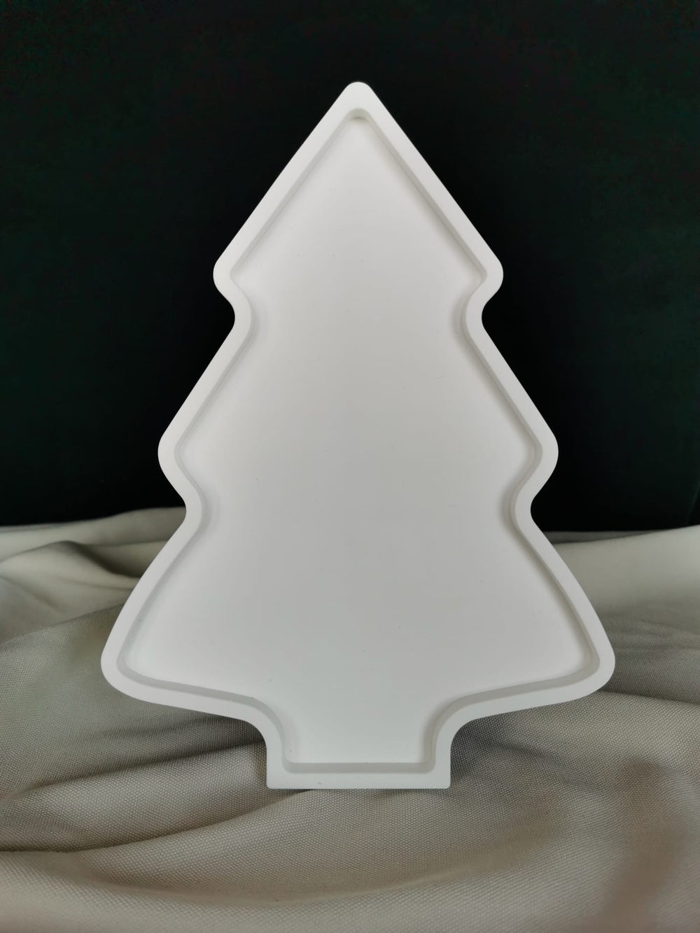 Weiße Keramik Dekoschale in Weihnachtsbaum-Form auf Stoffuntergrund – minimalistische Weihnachtsdeko stehend