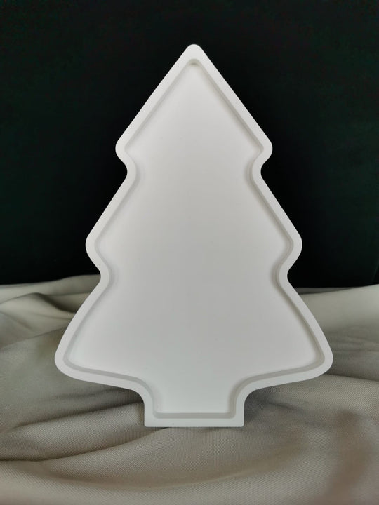 Weiße Keramik Dekoschale in Weihnachtsbaum-Form auf Stoffuntergrund – minimalistische Weihnachtsdeko stehend