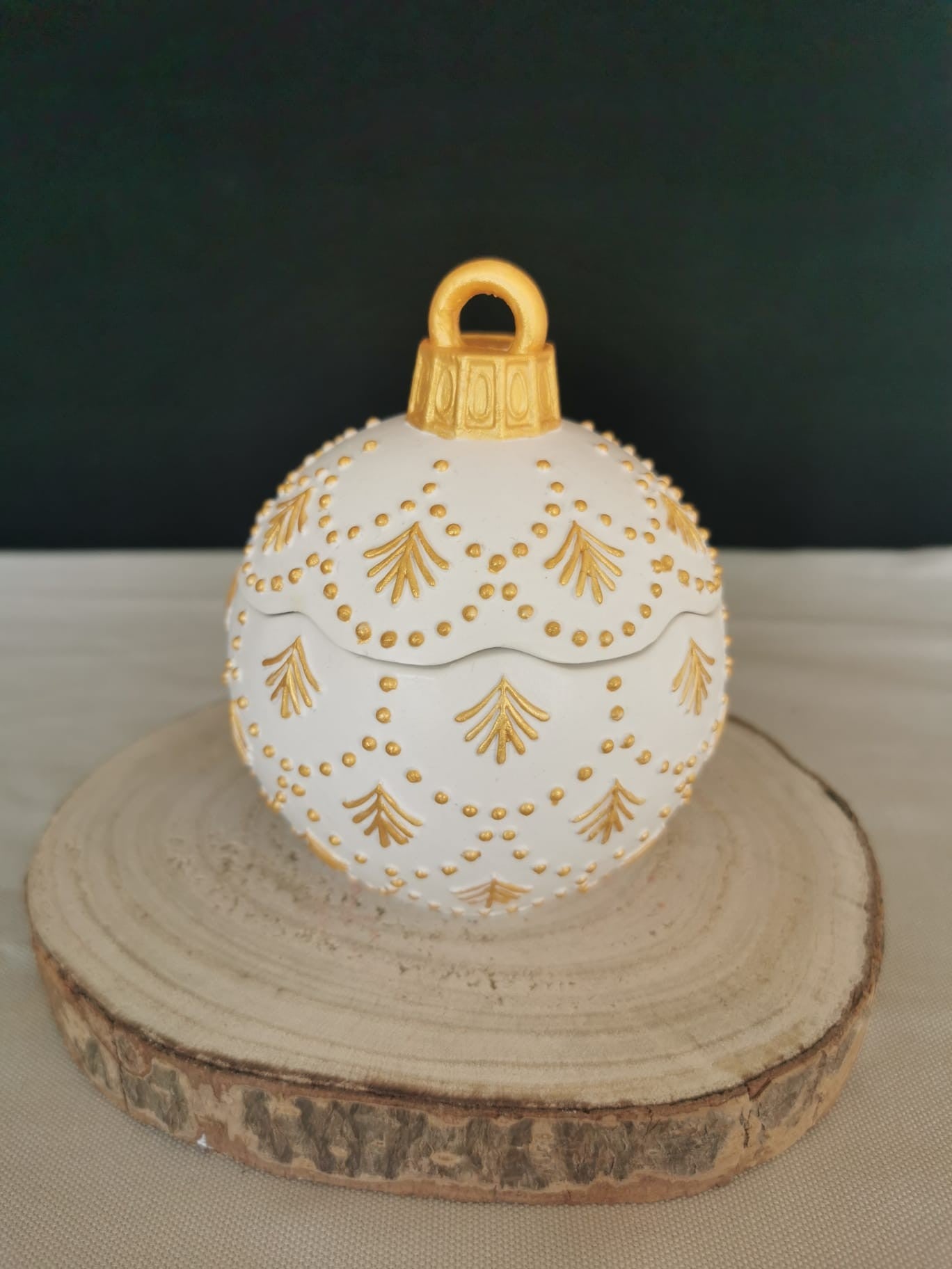 „Handbemalte Keramik Weihnachtskugel in Weiß und Gold mit Sojawachskerze und Holzdocht – festliche Deko und Geschenkidee“