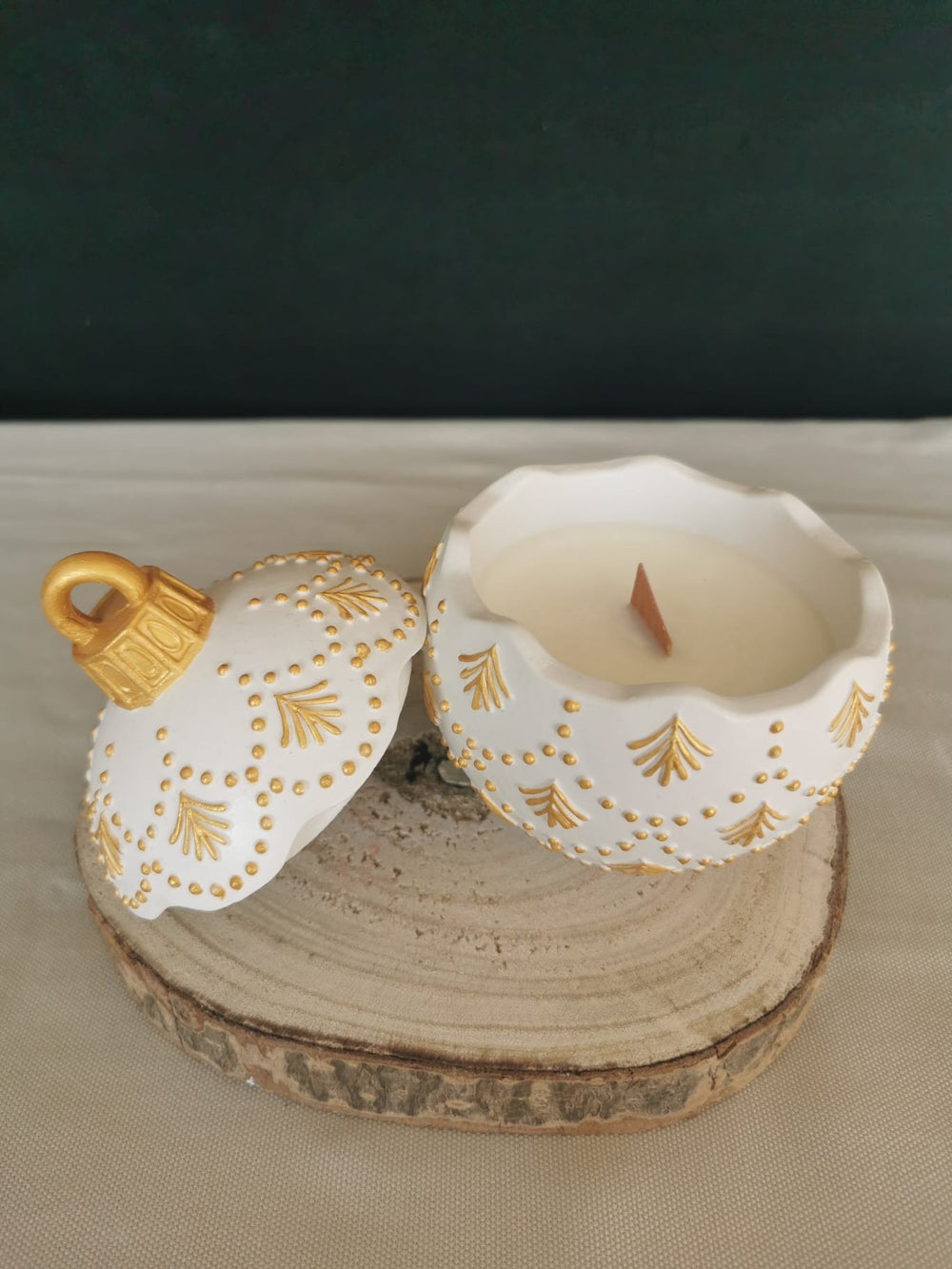 „Handbemalte Keramik Weihnachtskugel in Weiß und Gold mit Sojawachskerze und Holzdocht – festliche Deko und Geschenkidee“