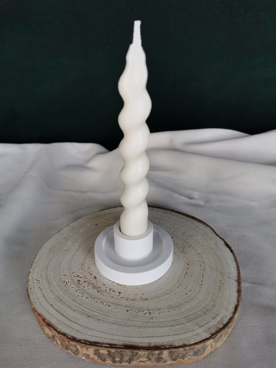 Handgefertigter weißer Kerzenhalter mit gedrehter Stabkerze – schlichtes, modernes Design für stilvolle Dekoration