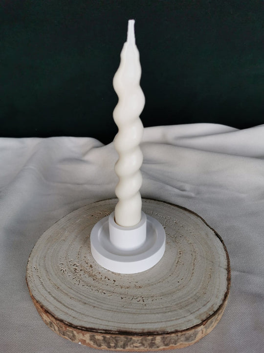 Handgefertigter weißer Kerzenhalter mit gedrehter Stabkerze – schlichtes, modernes Design für stilvolle Dekoration