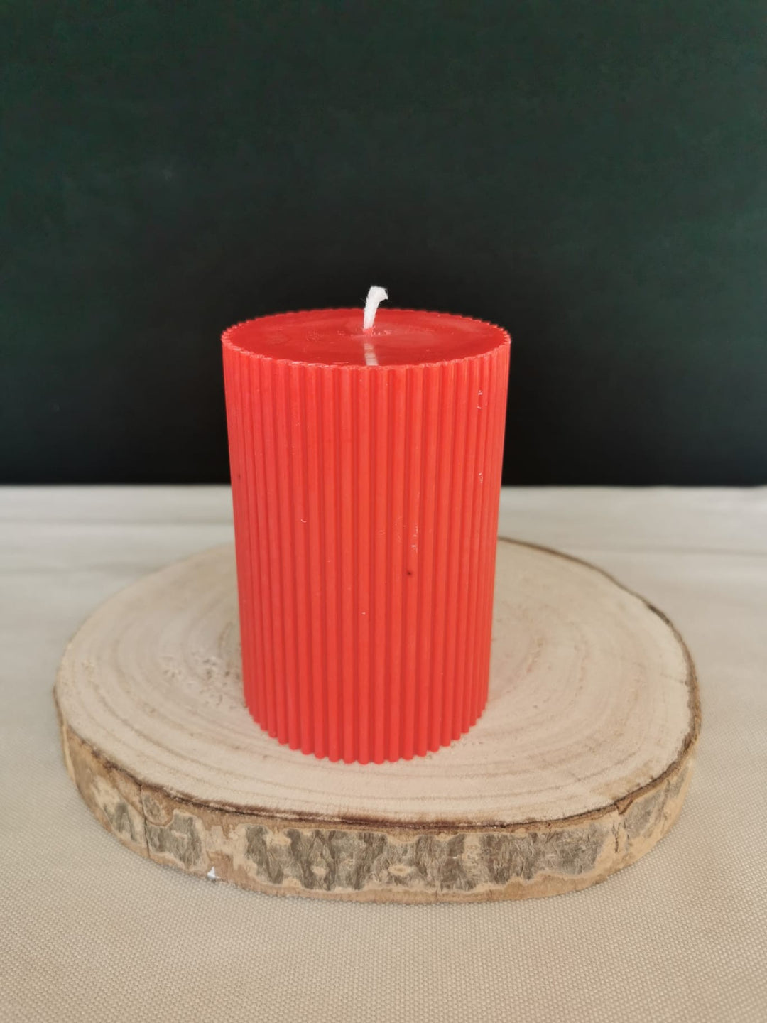 Kleine rote Rillen-Stumpenkerze – handgemachte Weihnachts- und Adventskerze.