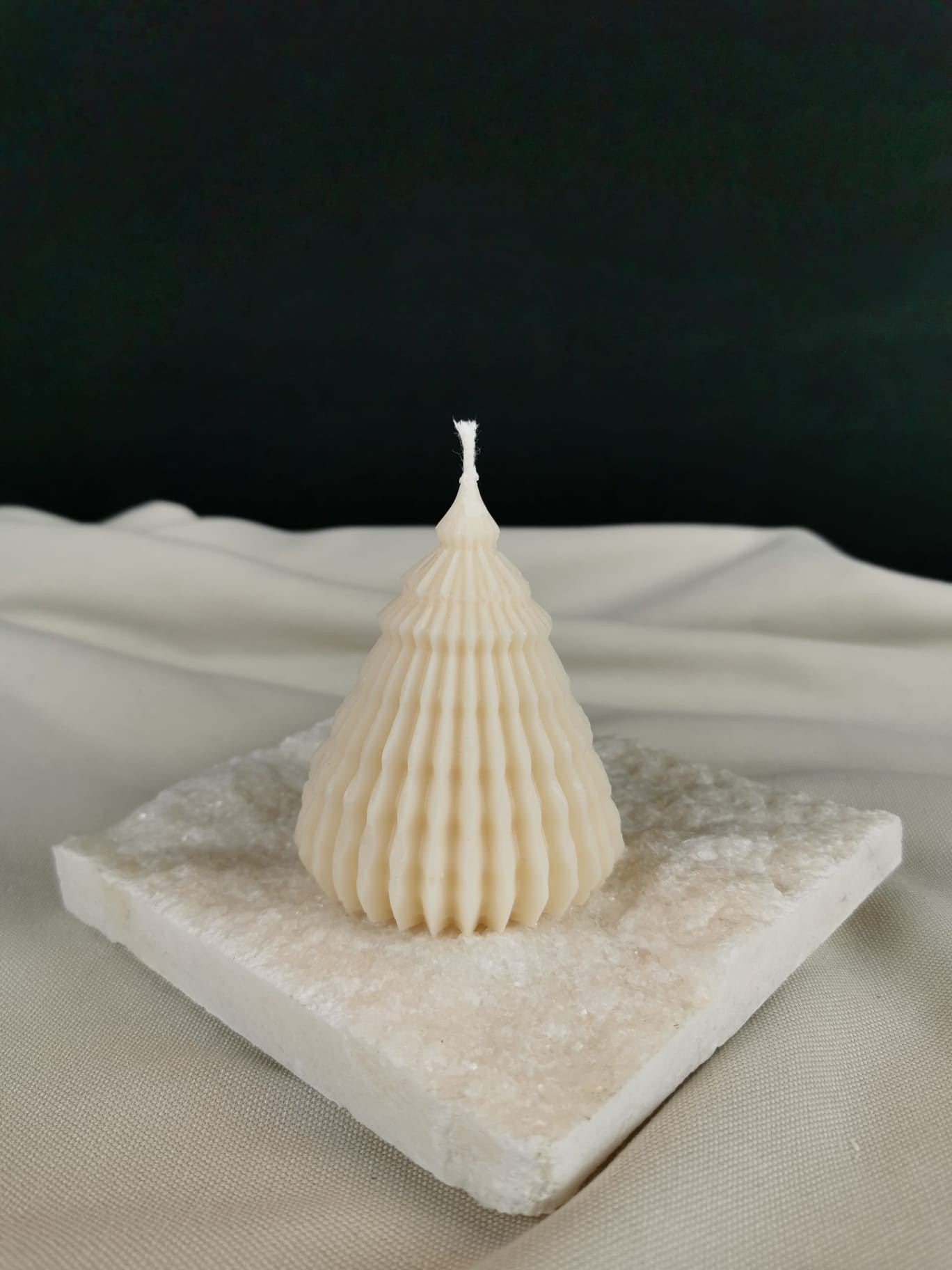 „Handgegossene Rapswachskerze in Form eines kleinen filigranen Weihnachtsbaums in Creme, dekoratives Winterlicht, nachhaltige Handmade Kerze von Mara’s Kreativkischdle“