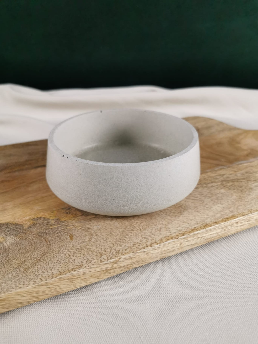 „Handgemachte minimalistische Betonschale aus hellem Beton auf Holzuntergrund – moderne Deko-Schale für Kerzen, Schmuck oder Räucherwerk.“