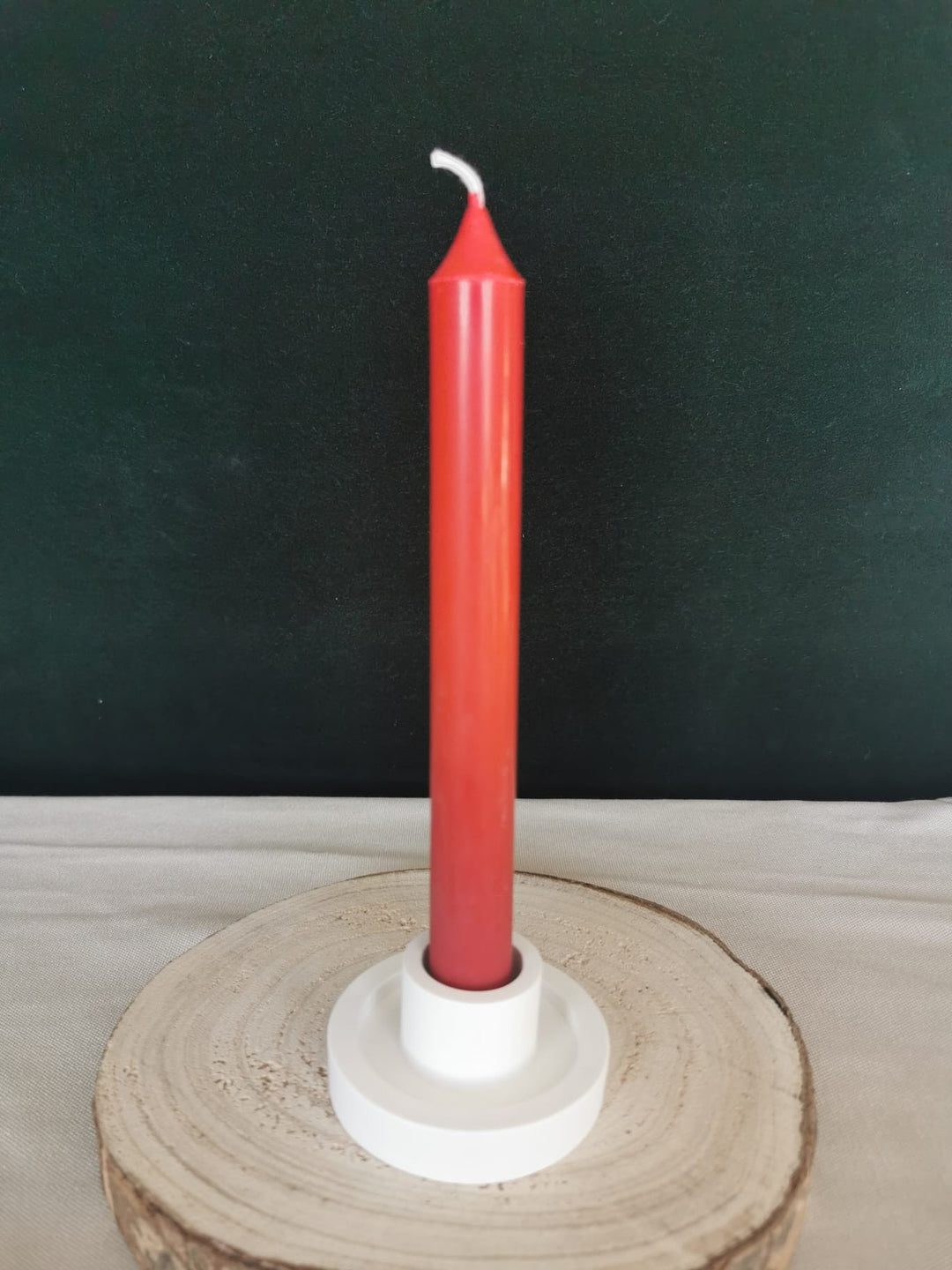 Handgemachte Ombre Stabkerze in Rot-Orange im Kerzenhalter – elegante Advents- und Dekokerze.