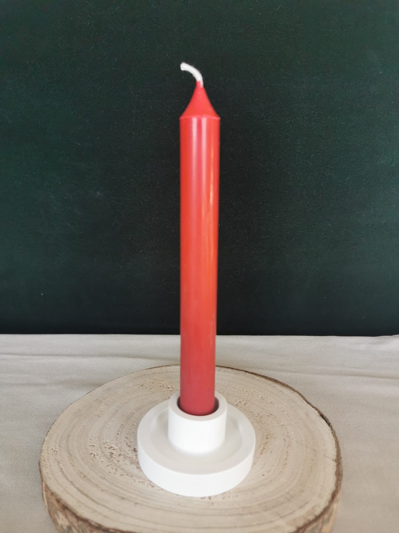 Handgemachte Ombre Stabkerze in Rot-Orange im Kerzenhalter – elegante Advents- und Dekokerze.