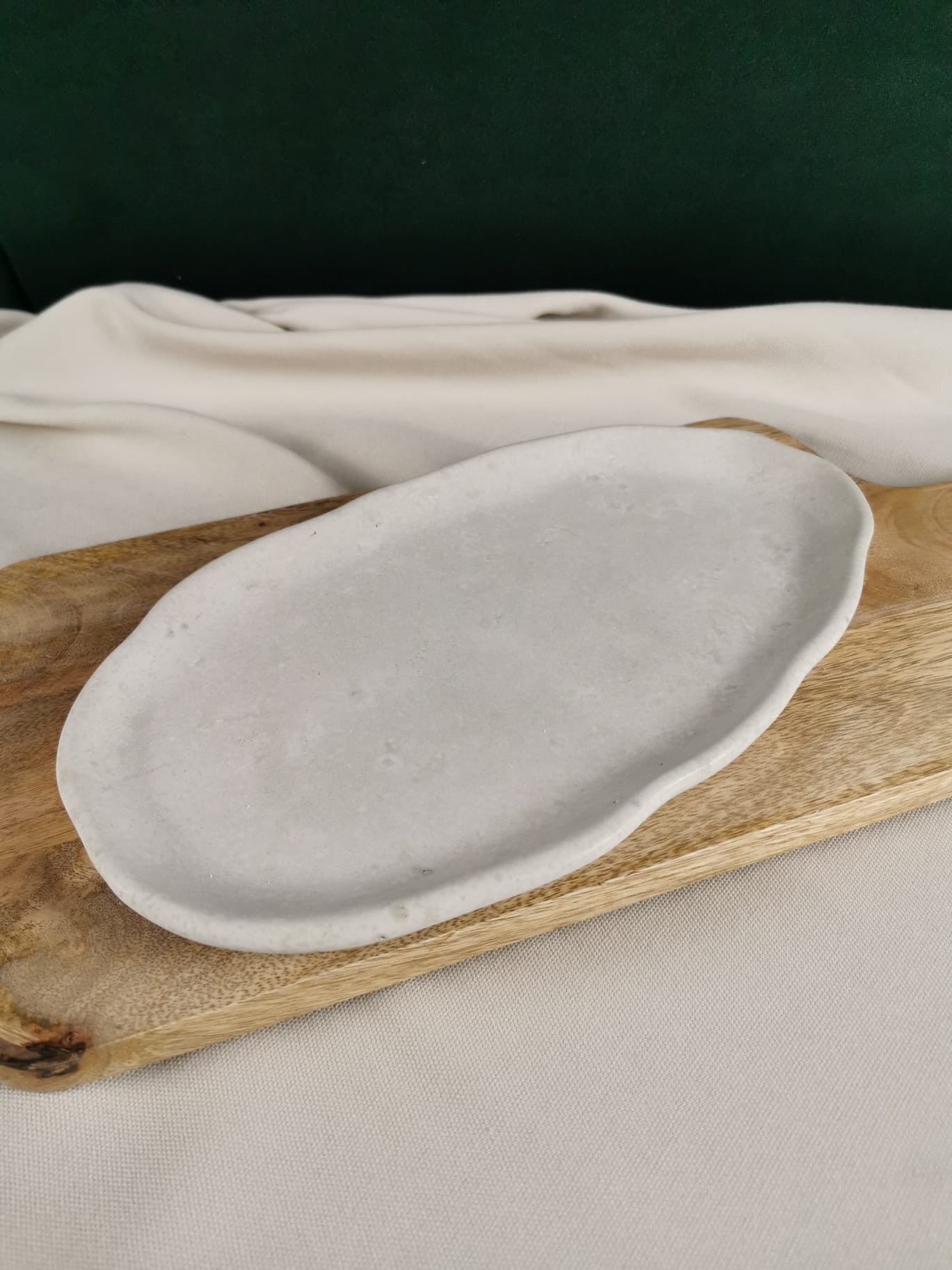 „Handgefertigte organische Ablageschale aus Beton in Naturoptik auf Holzuntergrund – minimalistisches, modernes Home-Decor“