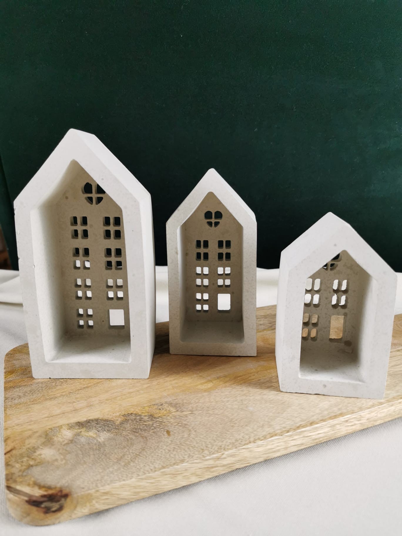 „Handgefertigte organische Beton-Schale in weicher, geschwungener Form als Deko-Objekt für Wohnzimmer, Bad oder Schlafzimmer.“