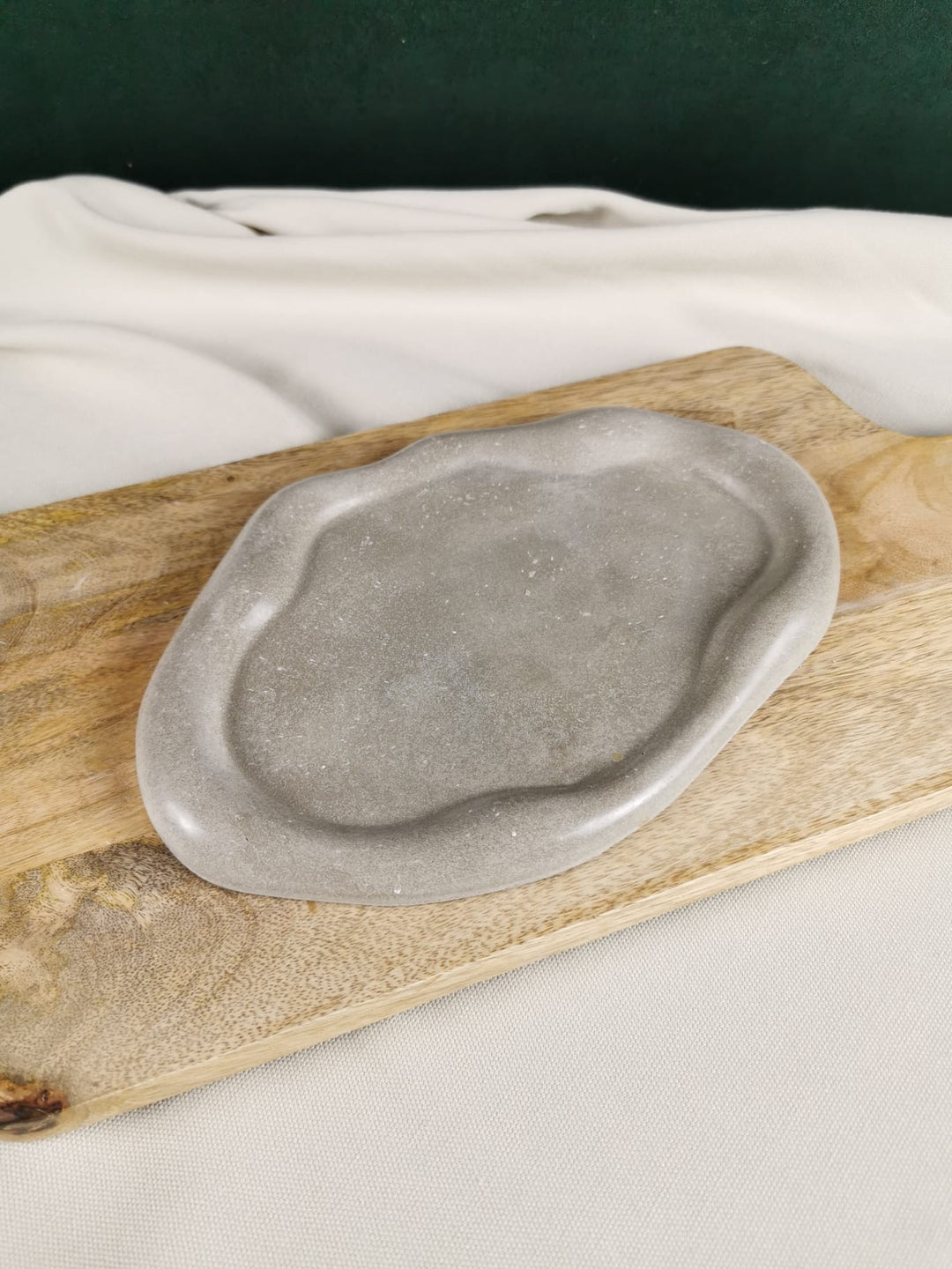 „Handgefertigte organische Beton-Schale in natürlicher Steinoptik auf Holzunterlage – moderne Deko- und Ablageplatte“