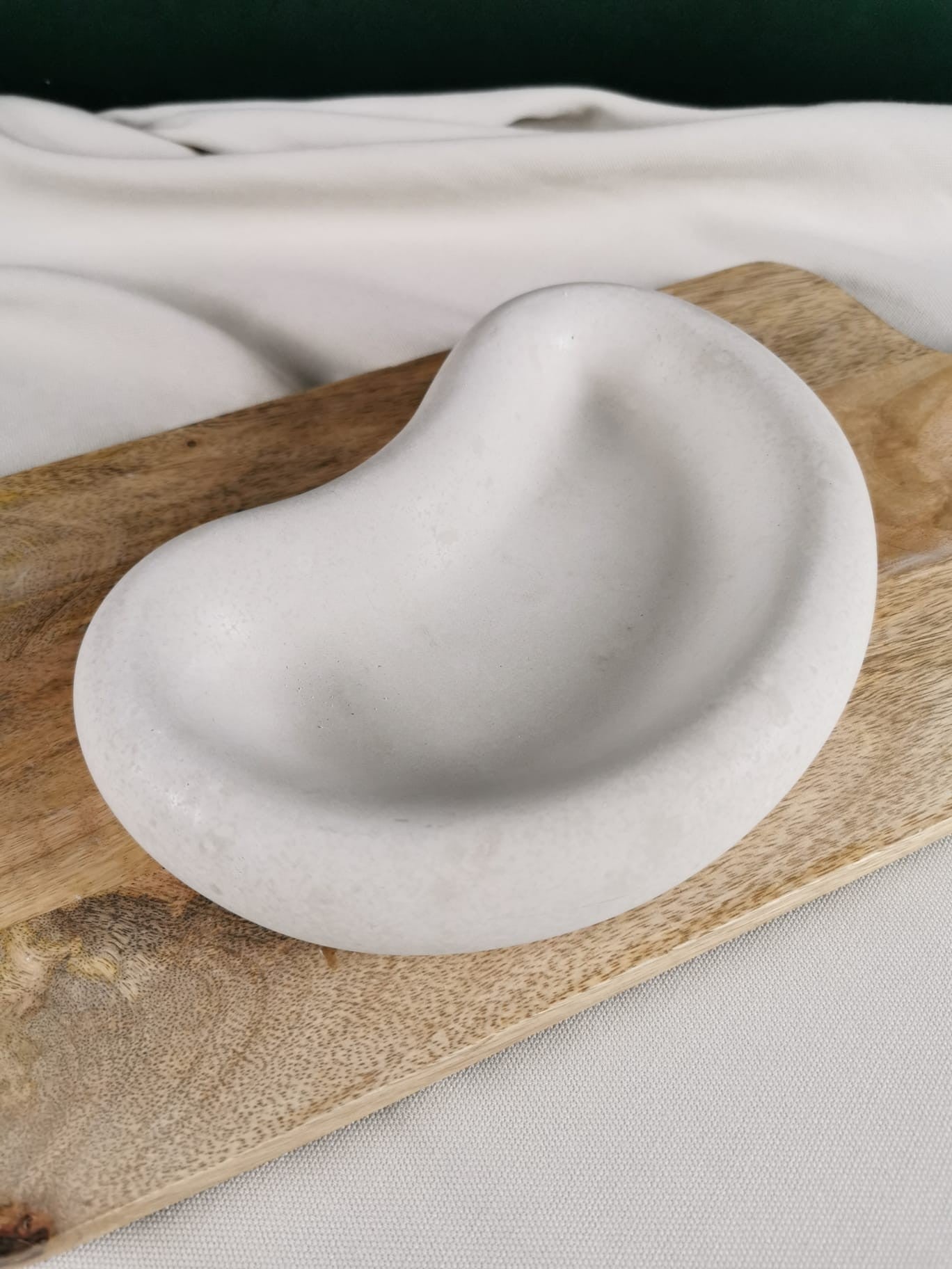 „Handgefertigte organische Beton-Schale in geschwungener Form – moderne Deko-Schale im natürlichen Minimalismus-Stil“