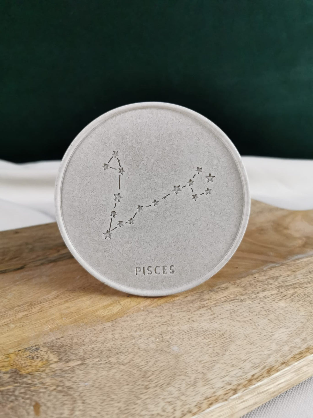 „Handgefertigte organische Betonschale in modernem, minimalistischem Design – perfekt für Schmuck, Schlüssel, Seifen oder dekorative Akzente.“