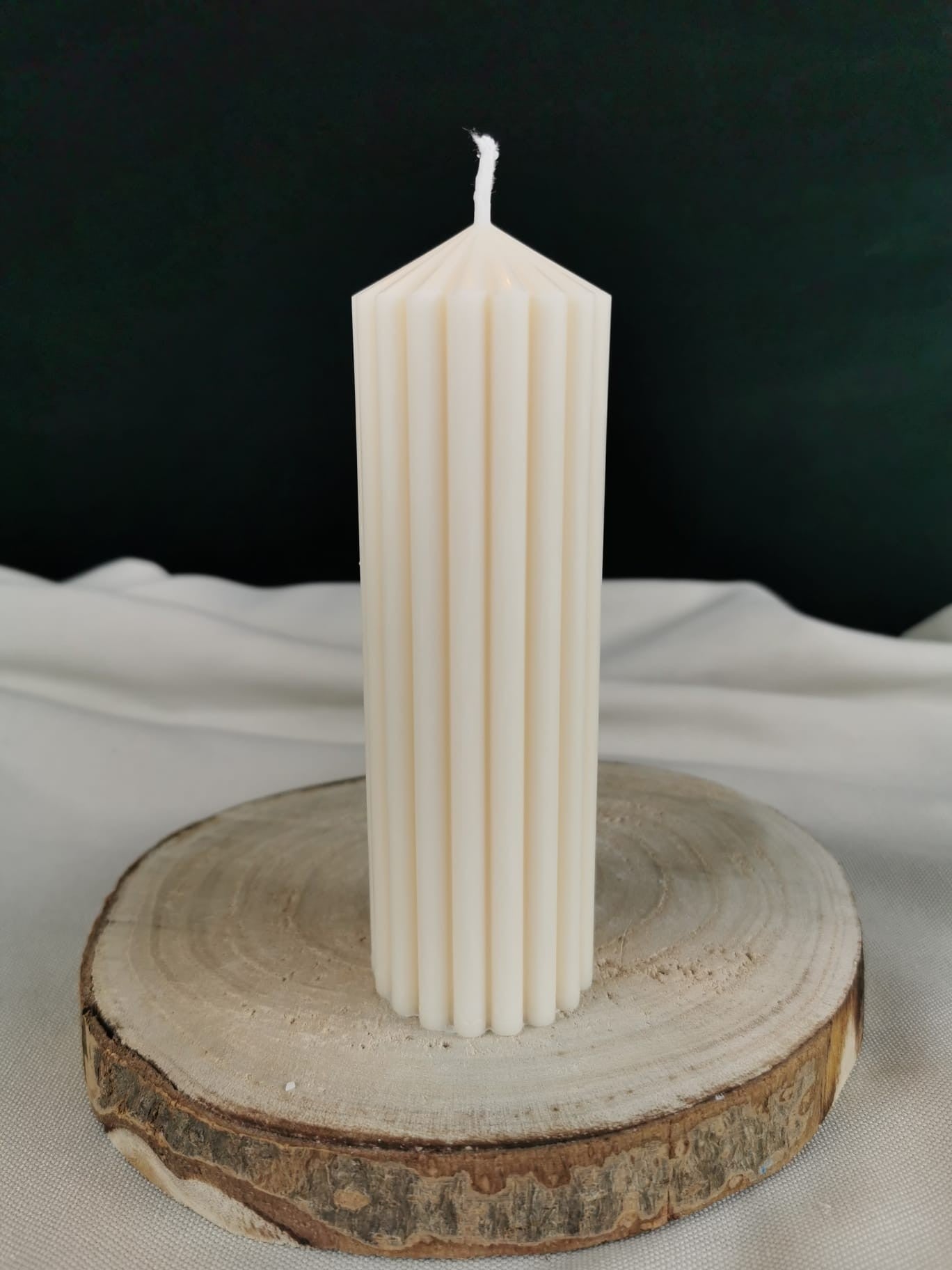 „Handgemachte cremefarbene Ornament-Stumpenkerze aus nachhaltigem Rapswachs mit filigranem Muster – dekorative Weihnachtskerze.“