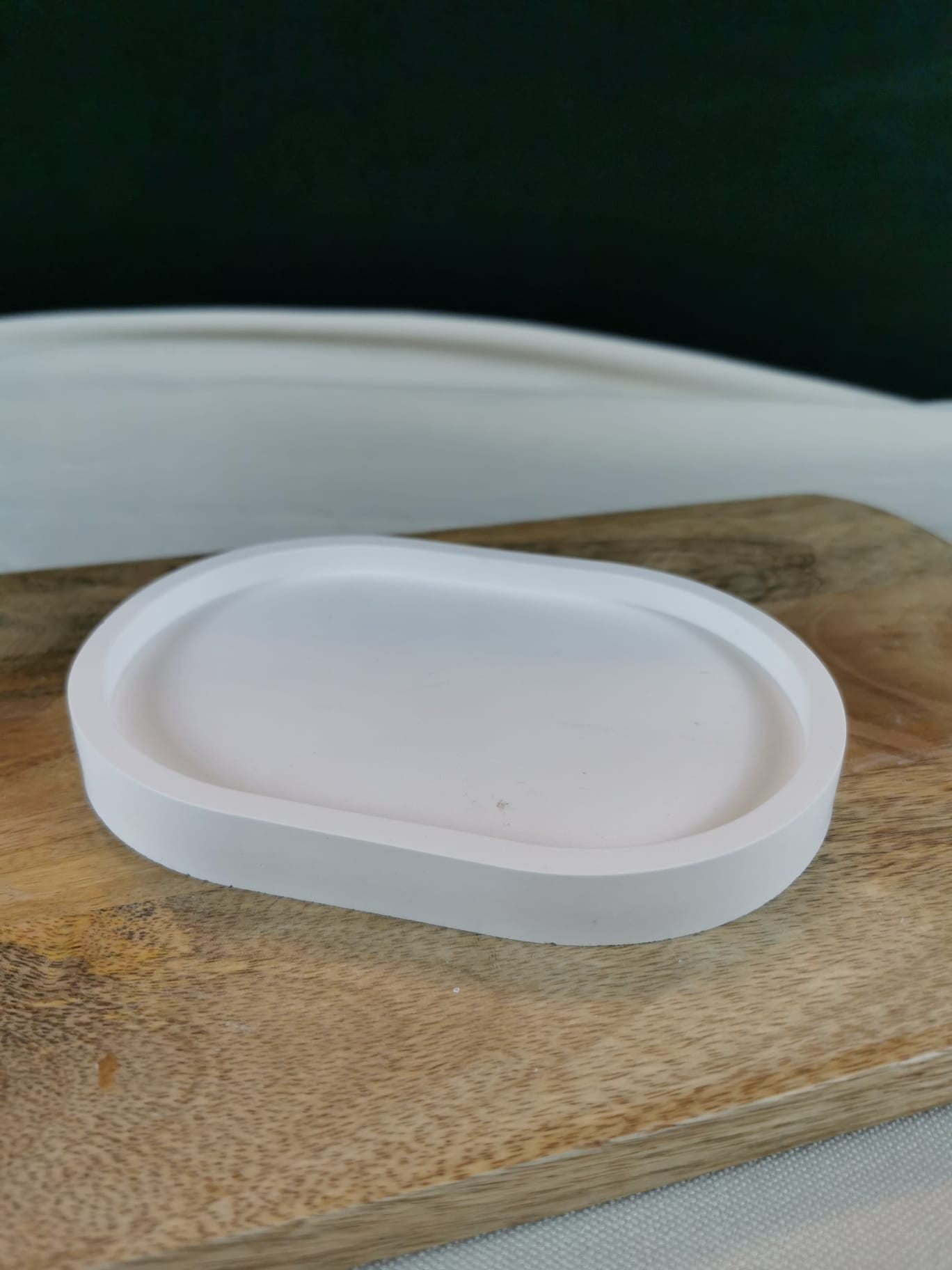 „Ovales weißes Dekotray auf Holzuntergrund – moderne minimalistische Ablageschale.“