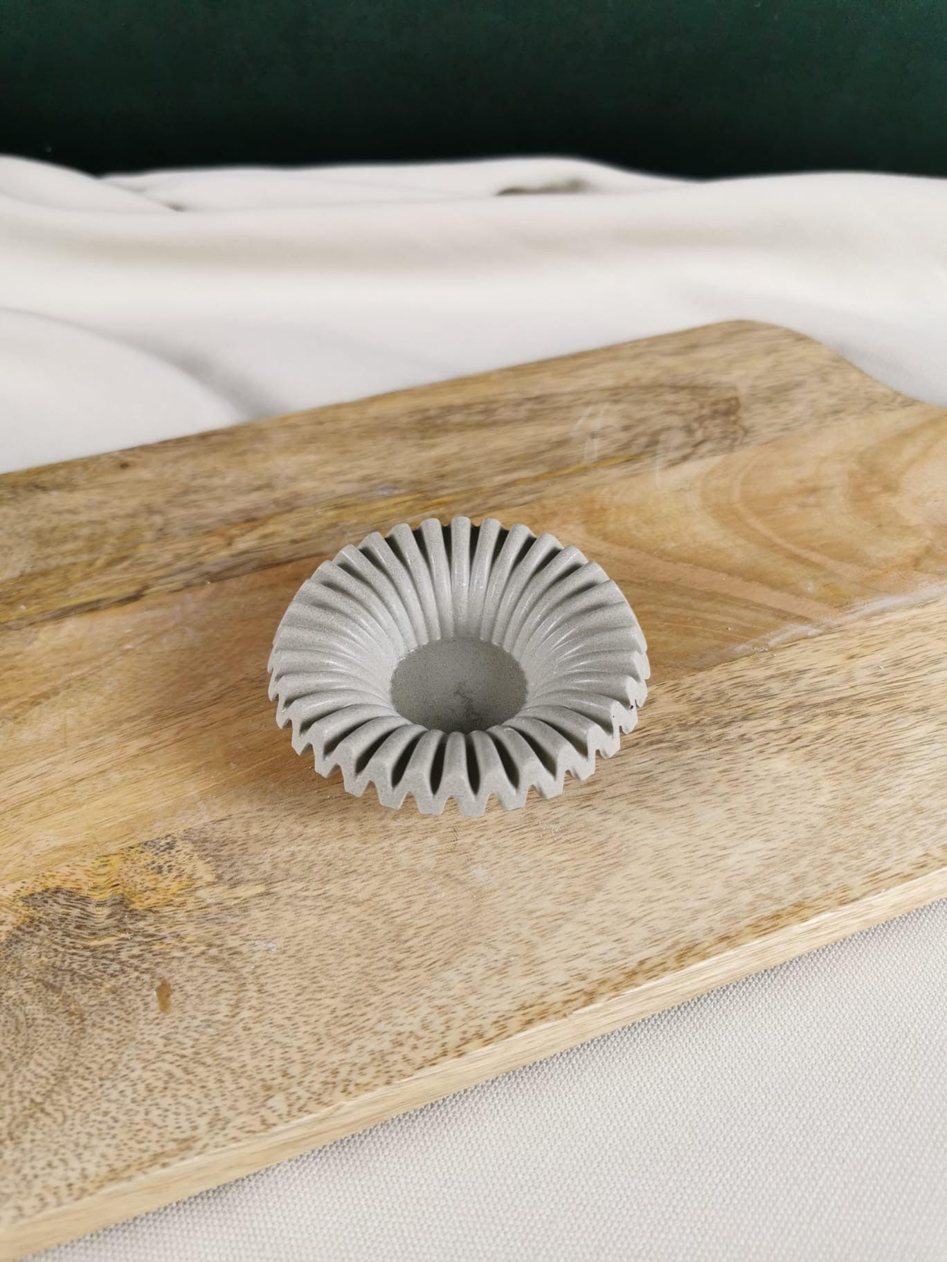 „Handgemachter Beton-Räucherkegelhalter im Lotus-Design auf Holzunterlage – minimalistisches Ritualzubehör von Mara’s Kreativkischdle“