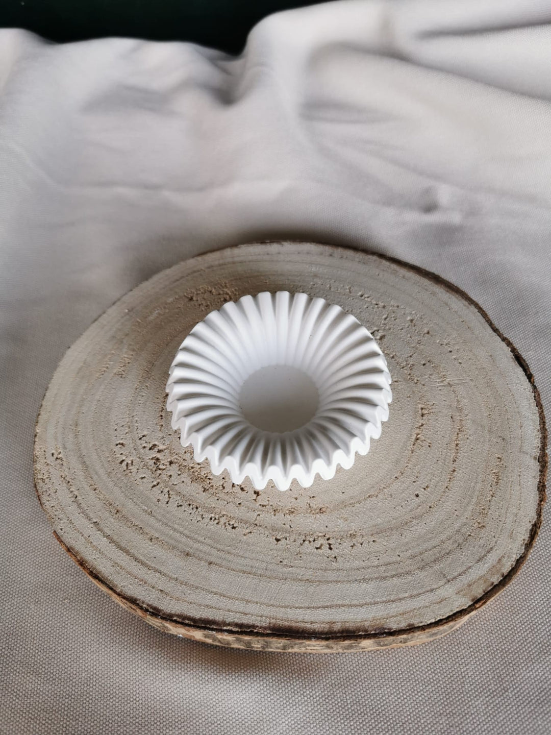 Weißer, handgefertigter Räucherkegelhalter aus Keramik mit geriffeltem, wellenförmigem Design – minimalistisches Wohnaccessoire für Rituale und Meditation