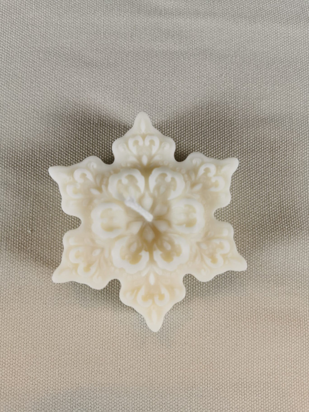 „Handgemachte Rapswachs-Kerze in Form einer weißen ornamentalen Weihnachtskugel – nachhaltige Deko für Winter & Weihnachten“