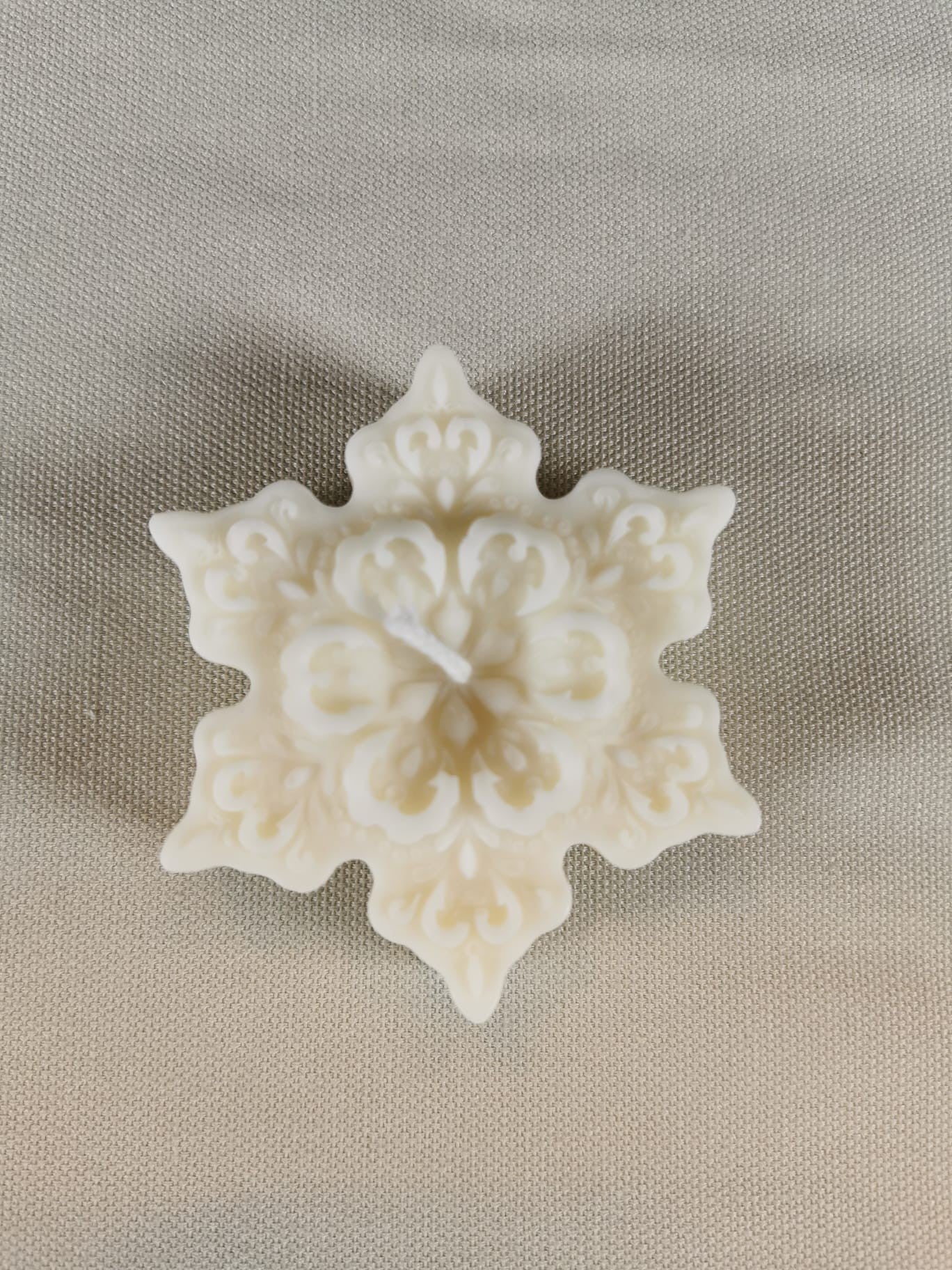 „Handgemachte Rapswachs-Kerze in Form einer weißen ornamentalen Weihnachtskugel – nachhaltige Deko für Winter & Weihnachten“