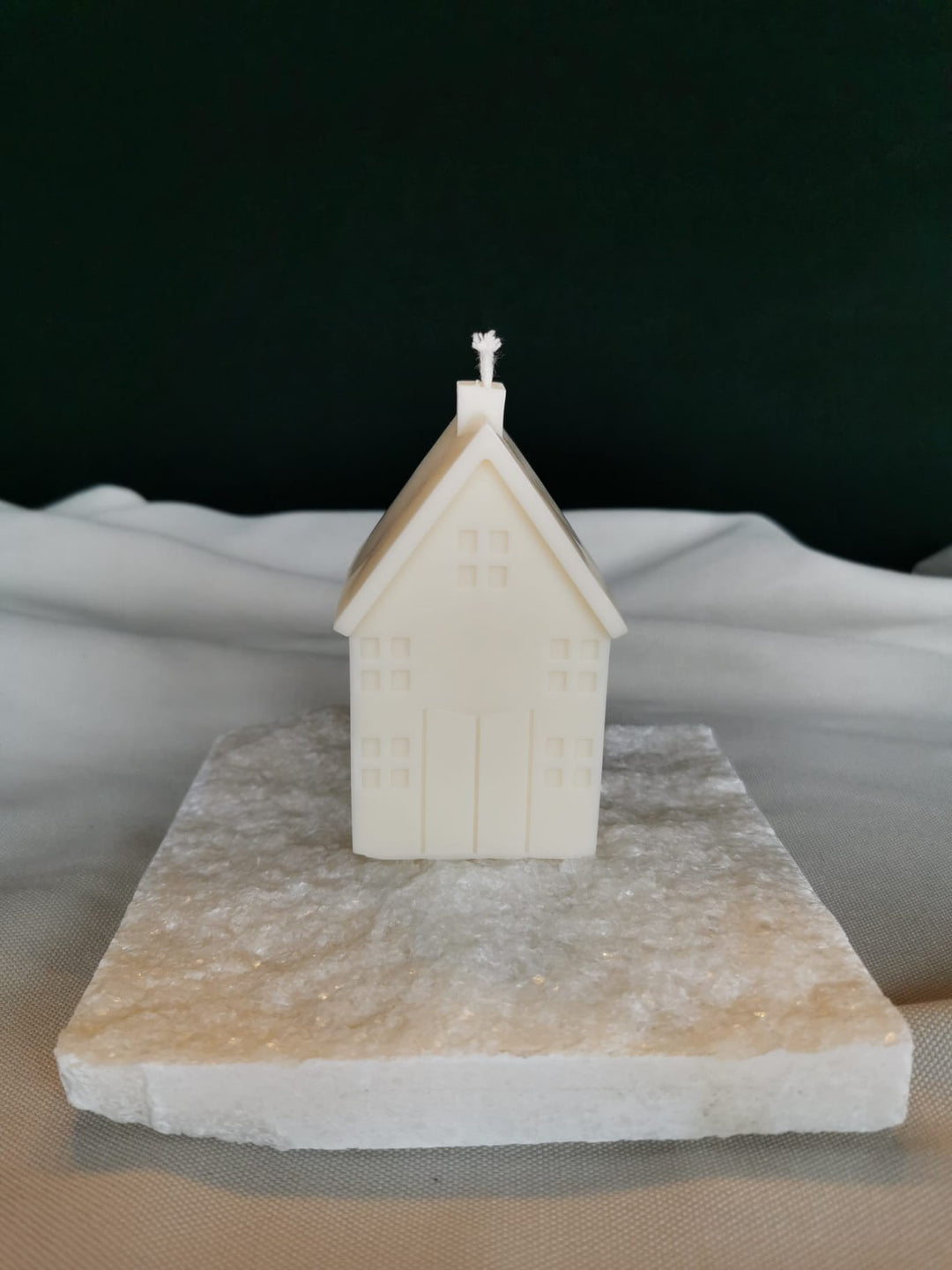 „Handgemachte Rapswachskerze in Form eines kleinen Winterhäuschens – vegane Bio-Kerze aus Rapswachs, dekorative Winter- und Weihnachtsdeko“