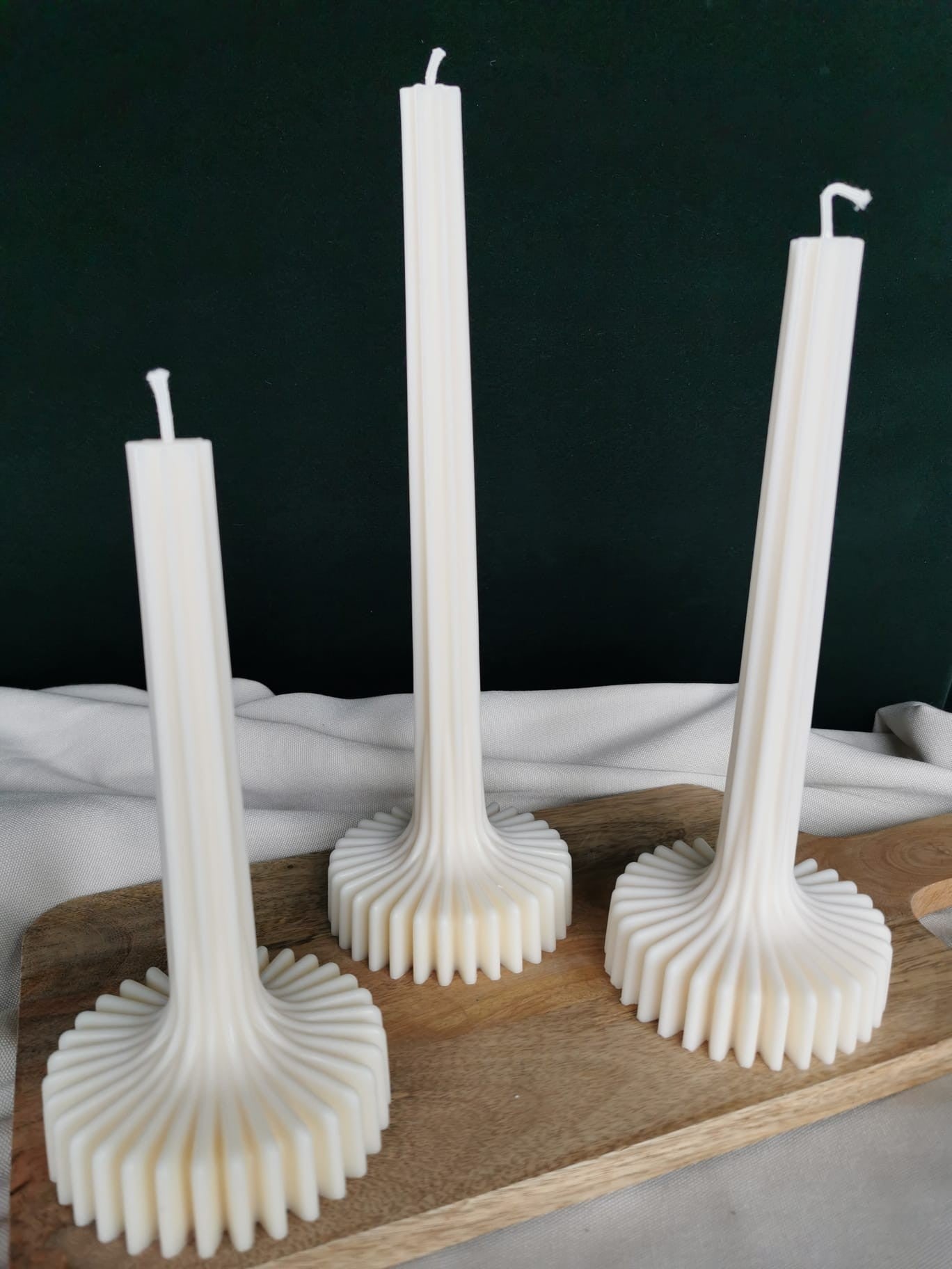 Handgegossene weiße Stabkerze mit elegantem geriffeltem Fuß aus Rapswachs – dekoratives Kerzenset.