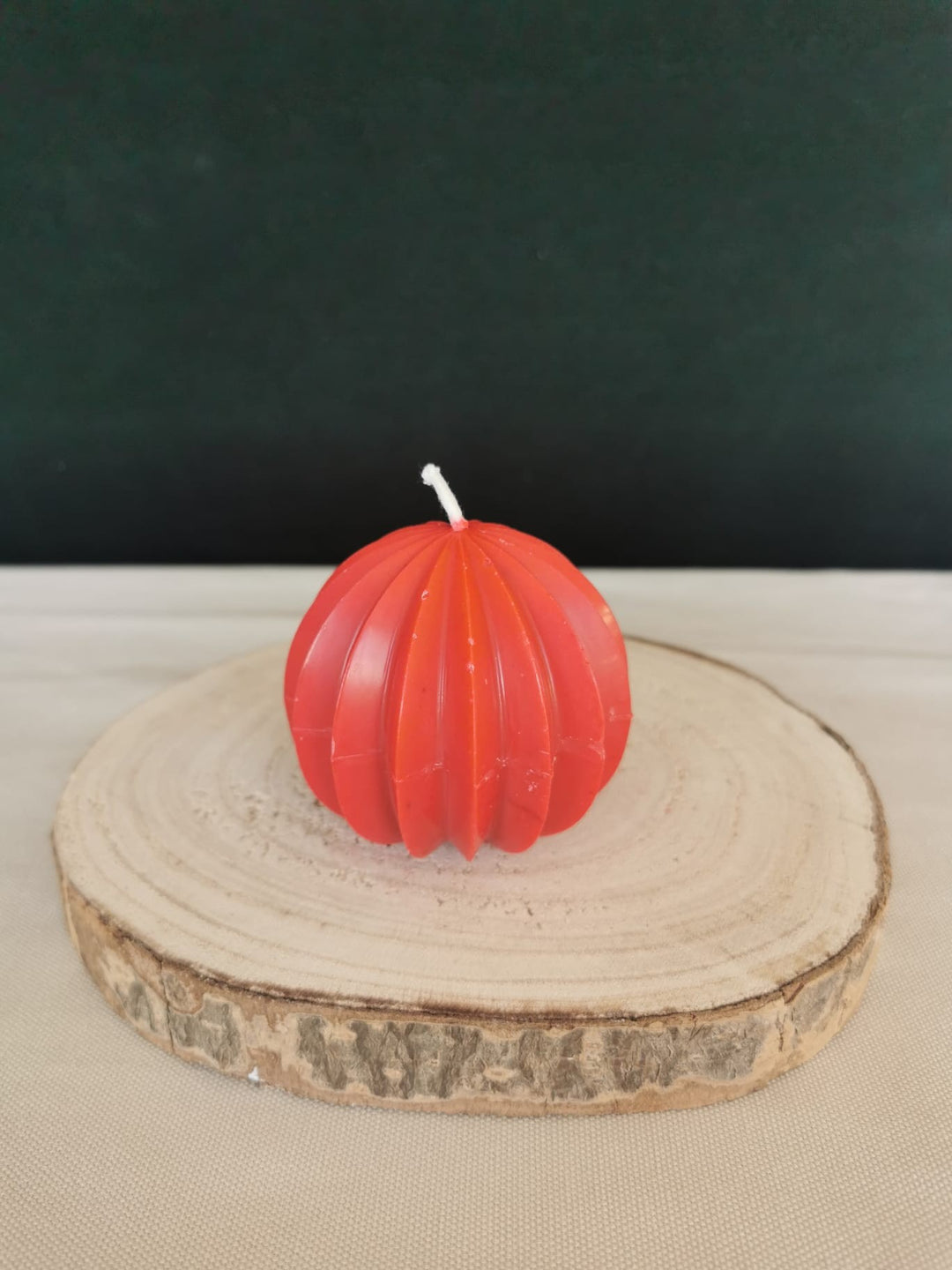 Handgemachte rote Rillen-Kugelkerze im Ombre-Look – dekorative Advents- und Winterkerze.