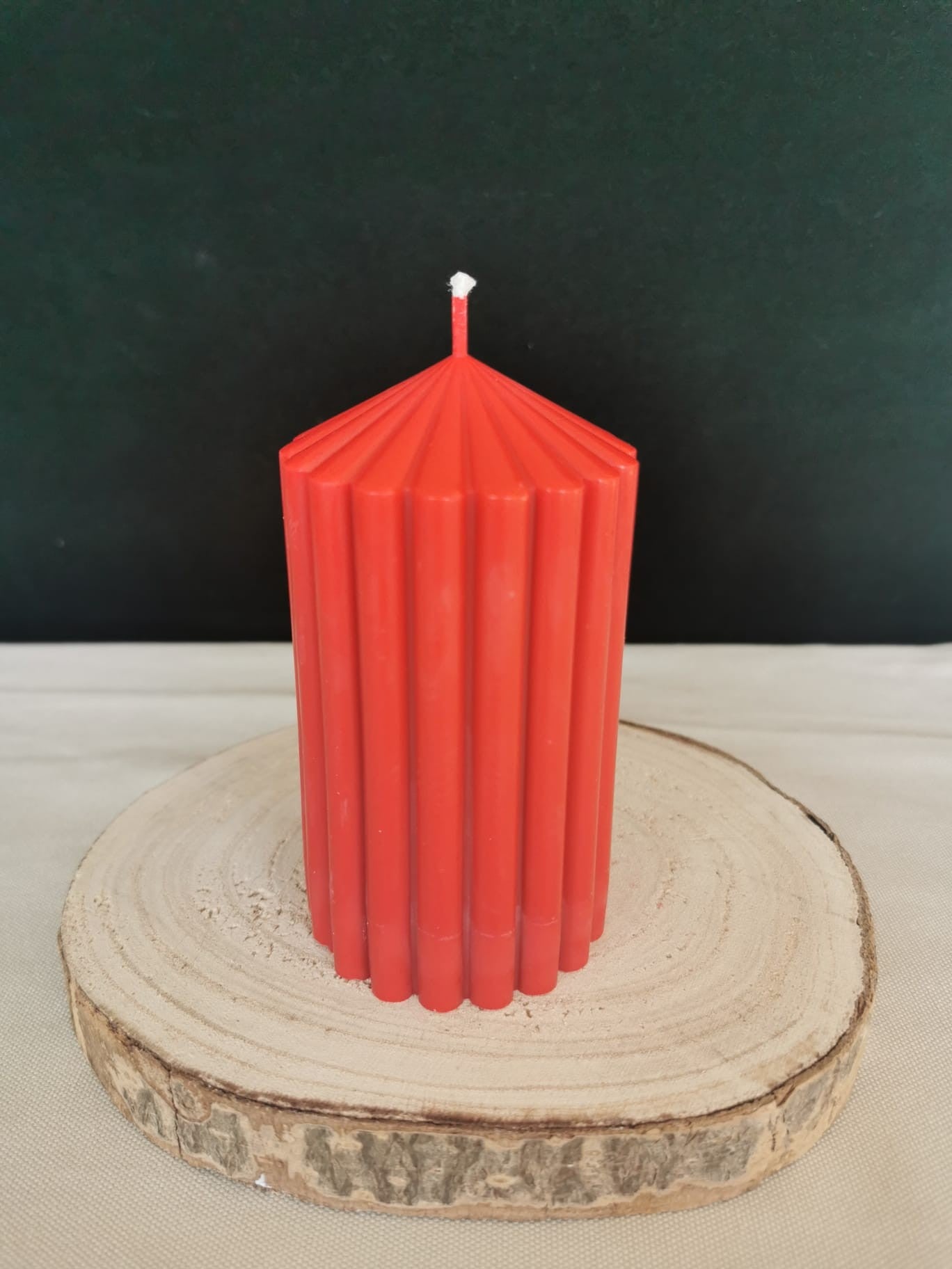 Handgemachte rote Rillen-Stumpenkerze – dekorative Advents- und Winterkerze.