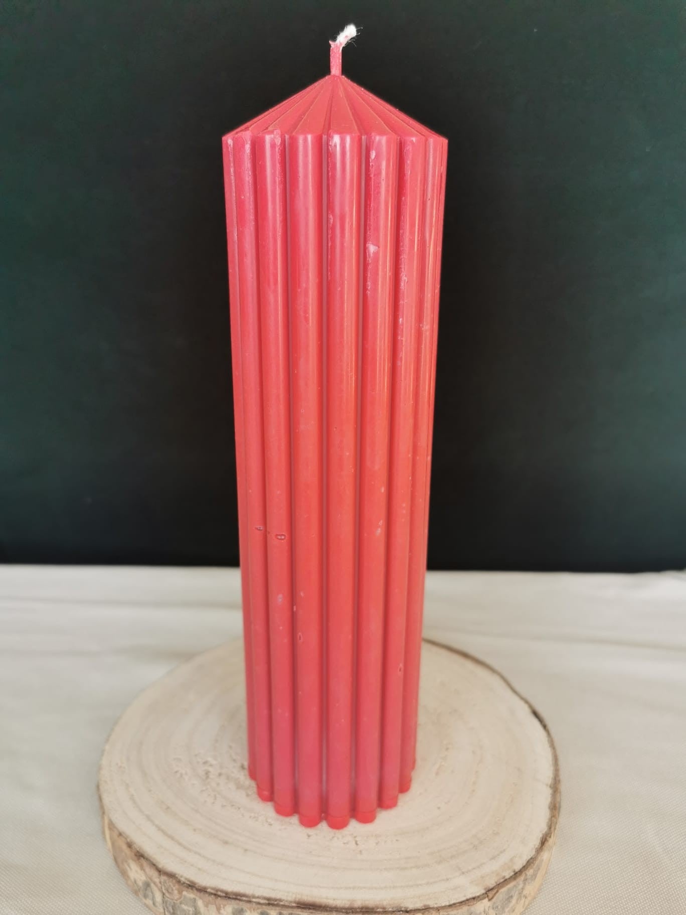 Handgemachte Rillenkerze in Rot  – dekorative Säulenkerze für Advent und Winter.