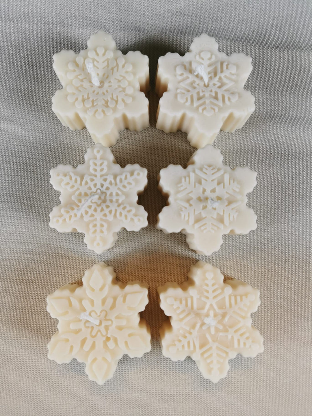 "Handgefertigte winterliche Schneeflocken-Kerze aus naturbelassenem, veganem Rapswachs – detailreich, stilvoll und perfekt für weihnachtliche Dekoration."