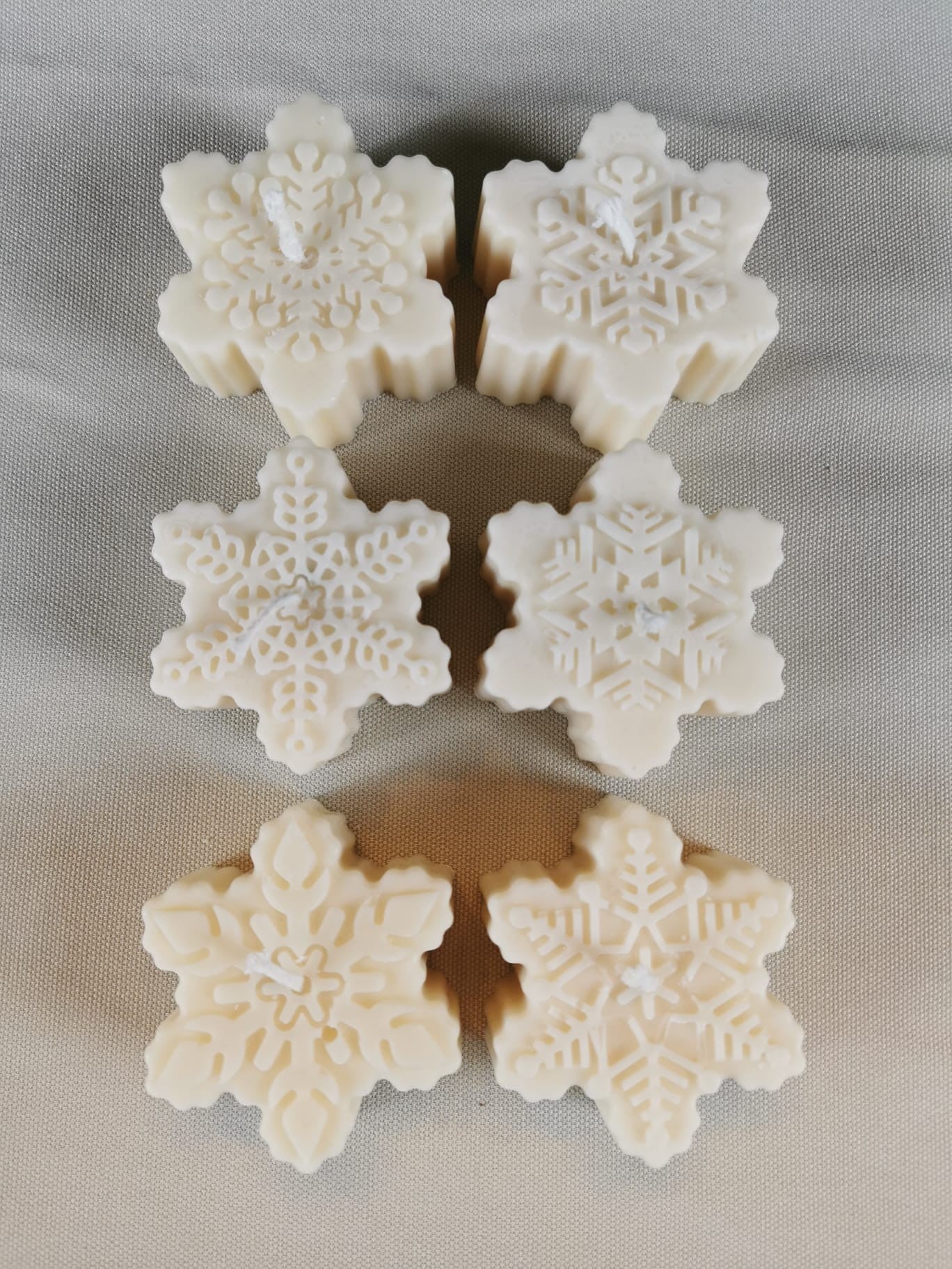 "Handgefertigte winterliche Schneeflocken-Kerze aus naturbelassenem, veganem Rapswachs – detailreich, stilvoll und perfekt für weihnachtliche Dekoration."