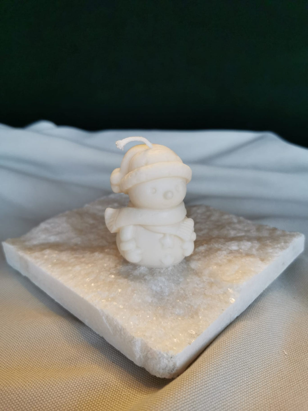 „Handgemachte Schneemann Kerze aus natürlichem Rapswachs auf weißer Dekoplatte – nachhaltige Winter- und Weihnachtsdeko“