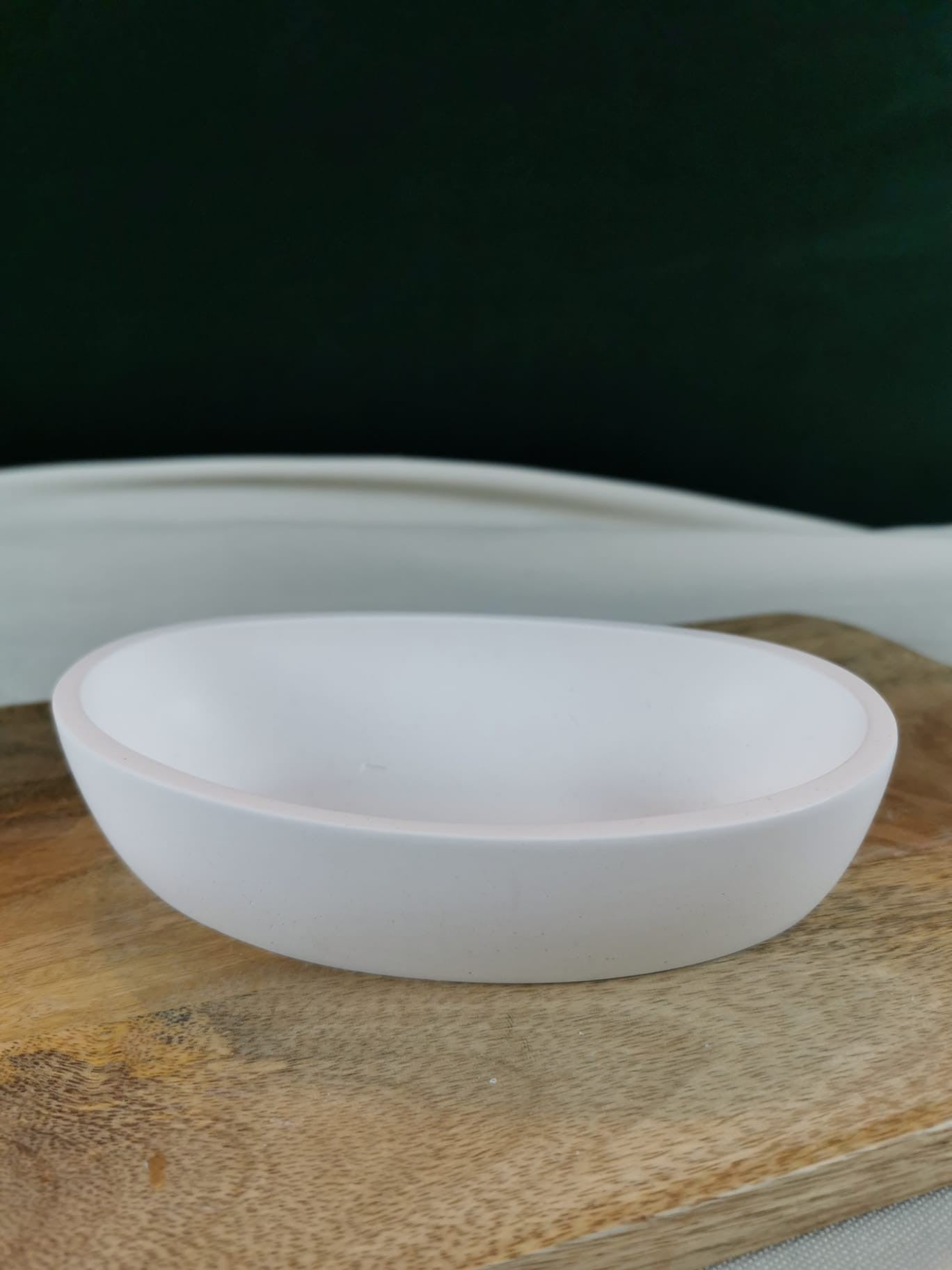 „Runde weiße Dekoschale auf Holzuntergrund – minimalistische handgefertigte Wohndekoration.“