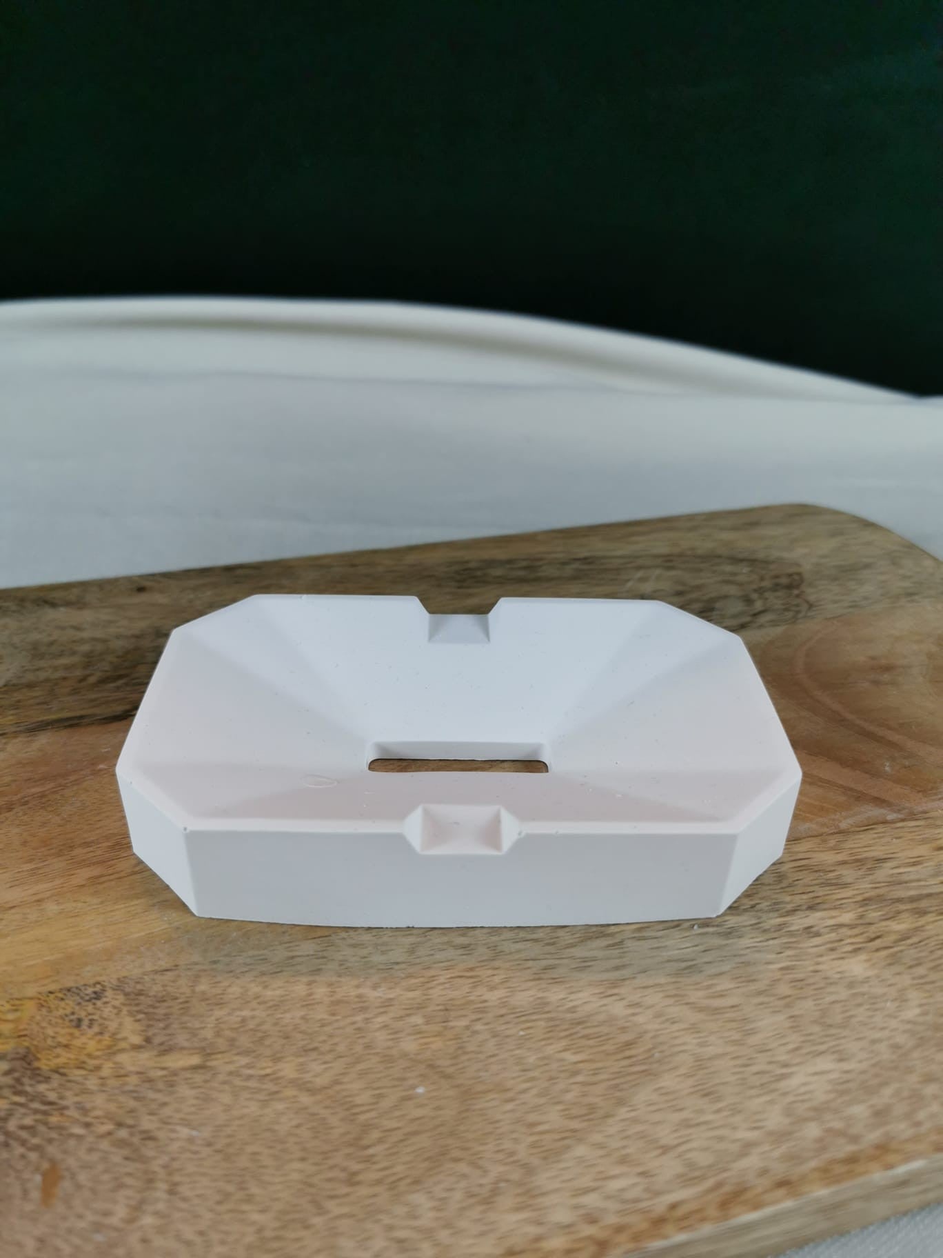 „Weiße geometrische Seifenschale auf Holzuntergrund – moderne handgefertigte Seifenablage.“