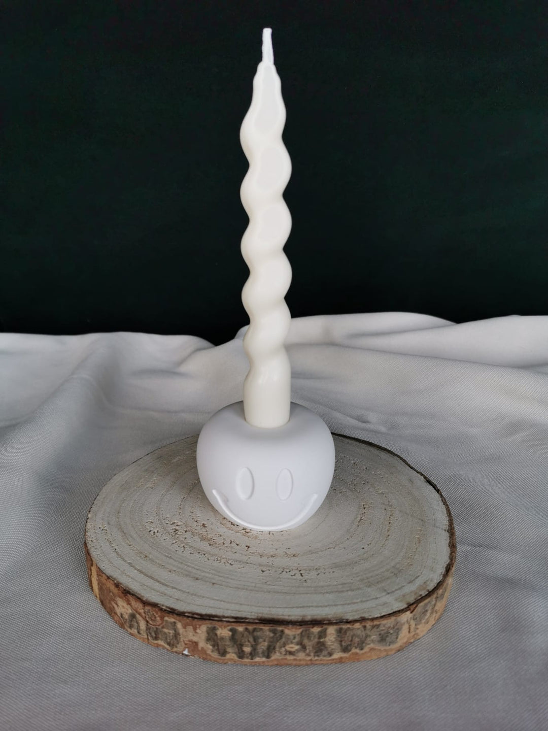 Weißer Smiley-Kerzenhalter aus handgefertigter Keramik mit gedrehter Stabkerze – modernes, minimalistisches Wohnaccessoire mit fröhlichem Design.