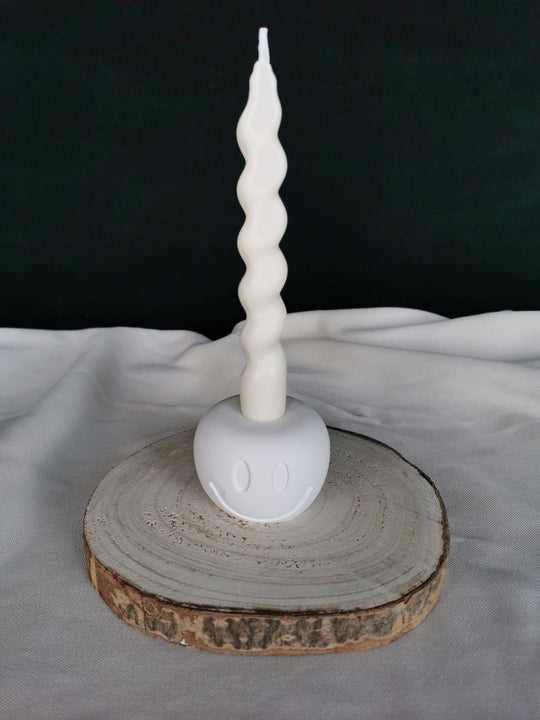 Weißer Smiley-Kerzenhalter aus handgefertigter Keramik mit gedrehter Stabkerze – modernes, minimalistisches Wohnaccessoire mit fröhlichem Design.
