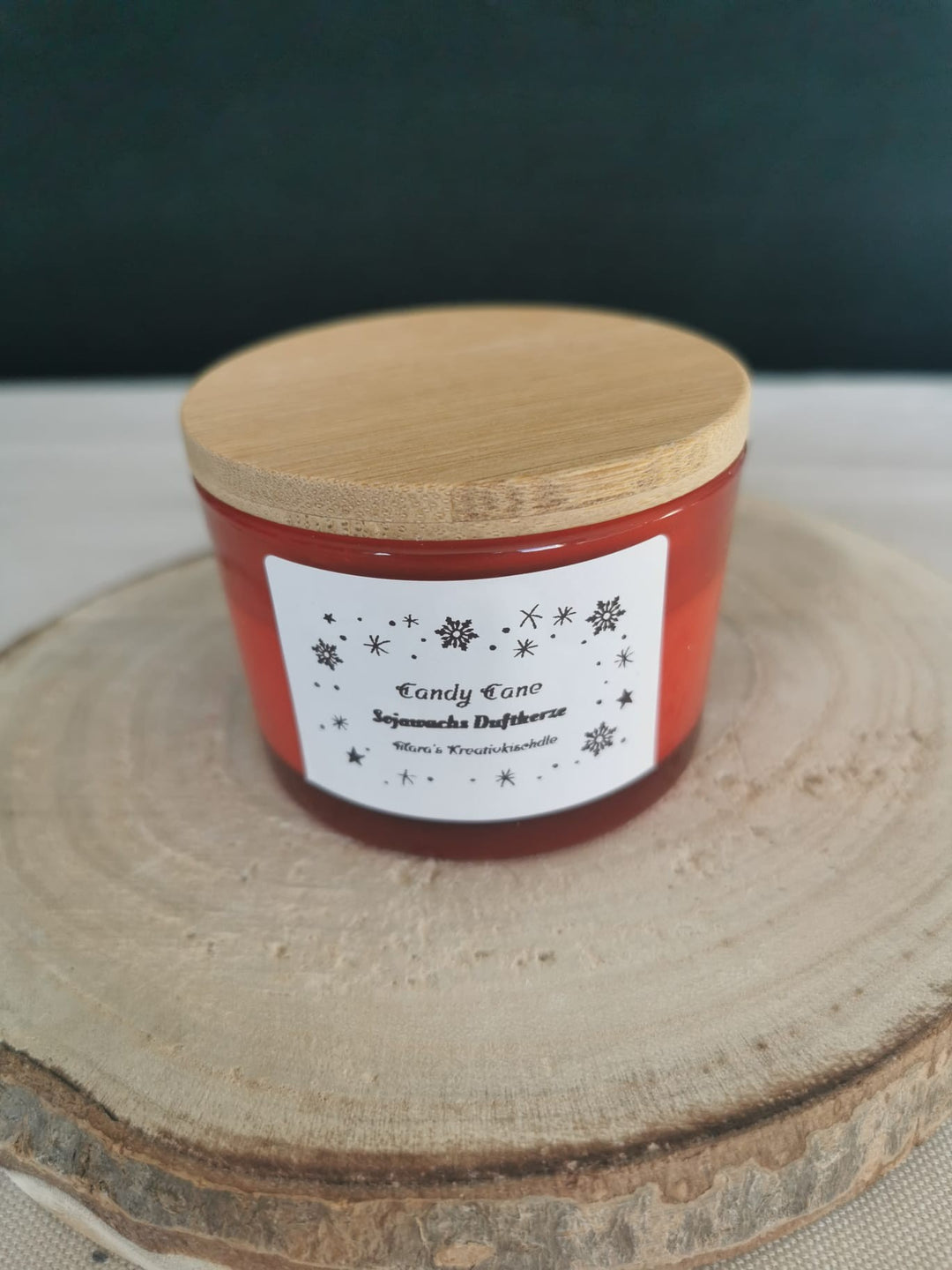 Handgemachte rote Sojawachs Duftkerze im Glas mit Bambusdeckel – Weihnachtsduft Candy Cane, nachhaltige und vegane Kerze von Mara’s Kreativkischdle.