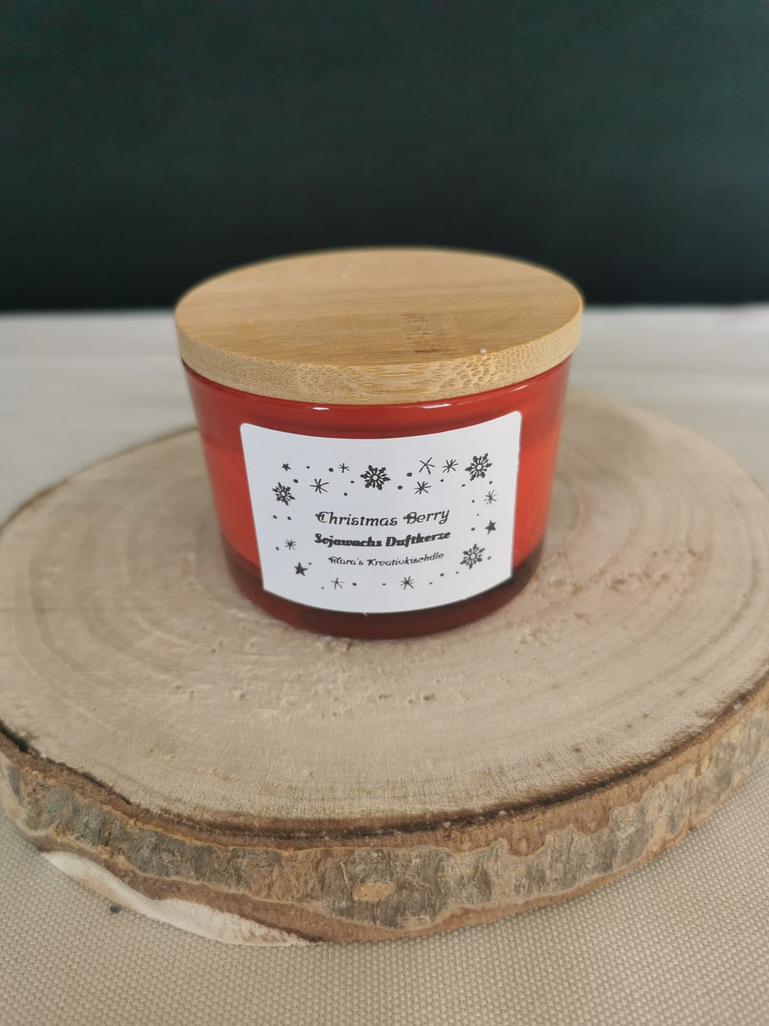 Handgemachte Sojawachs Duftkerze Christmas Berry im roten Glas mit Bambusdeckel – nachhaltige Weihnachtsduftkerze aus Mara’s Kreativkischdle