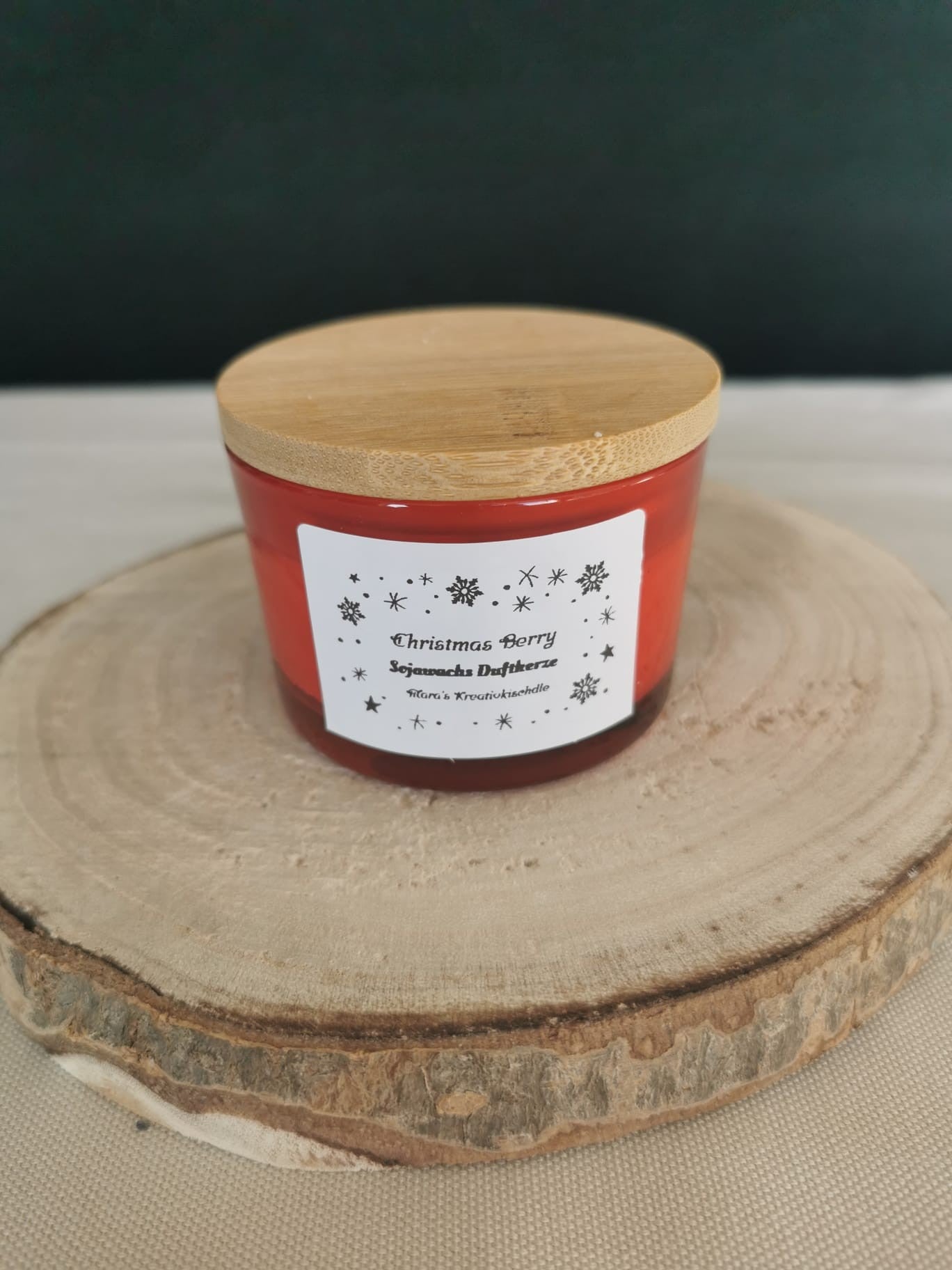 Handgemachte Sojawachs Duftkerze Christmas Berry im roten Glas mit Bambusdeckel – nachhaltige Weihnachtsduftkerze aus Mara’s Kreativkischdle