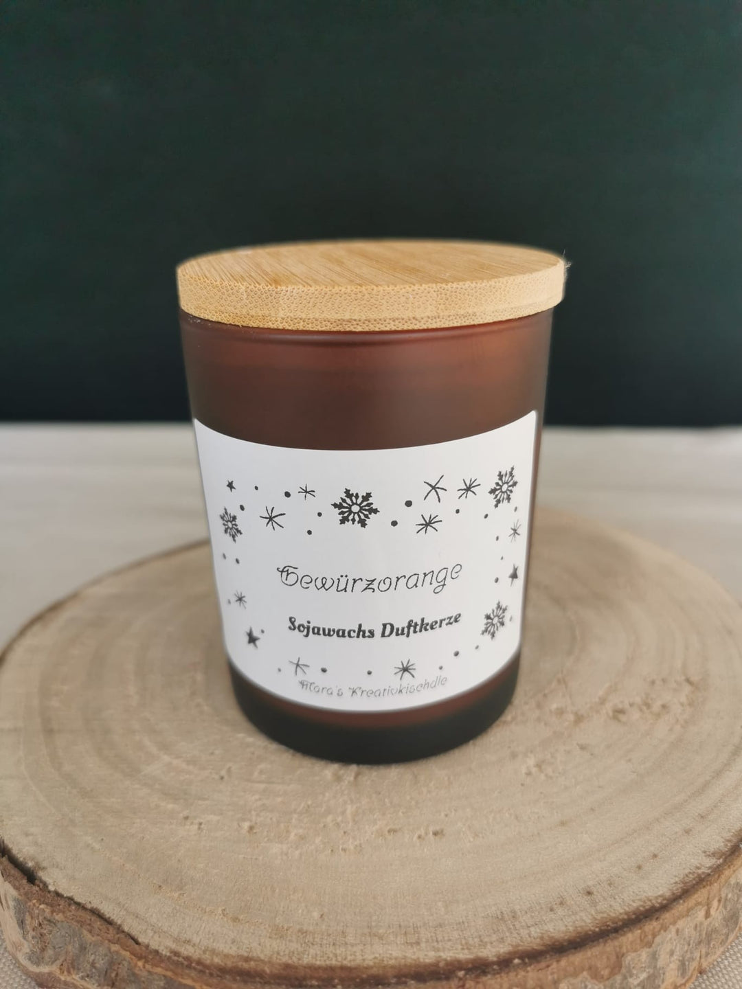 Gewürzorange Sojawachs Duftkerze im Braunglas mit Bambusdeckel – handgegossen, winterlicher Orangen-Zimt-Duft, nachhaltige vegane Kerze
