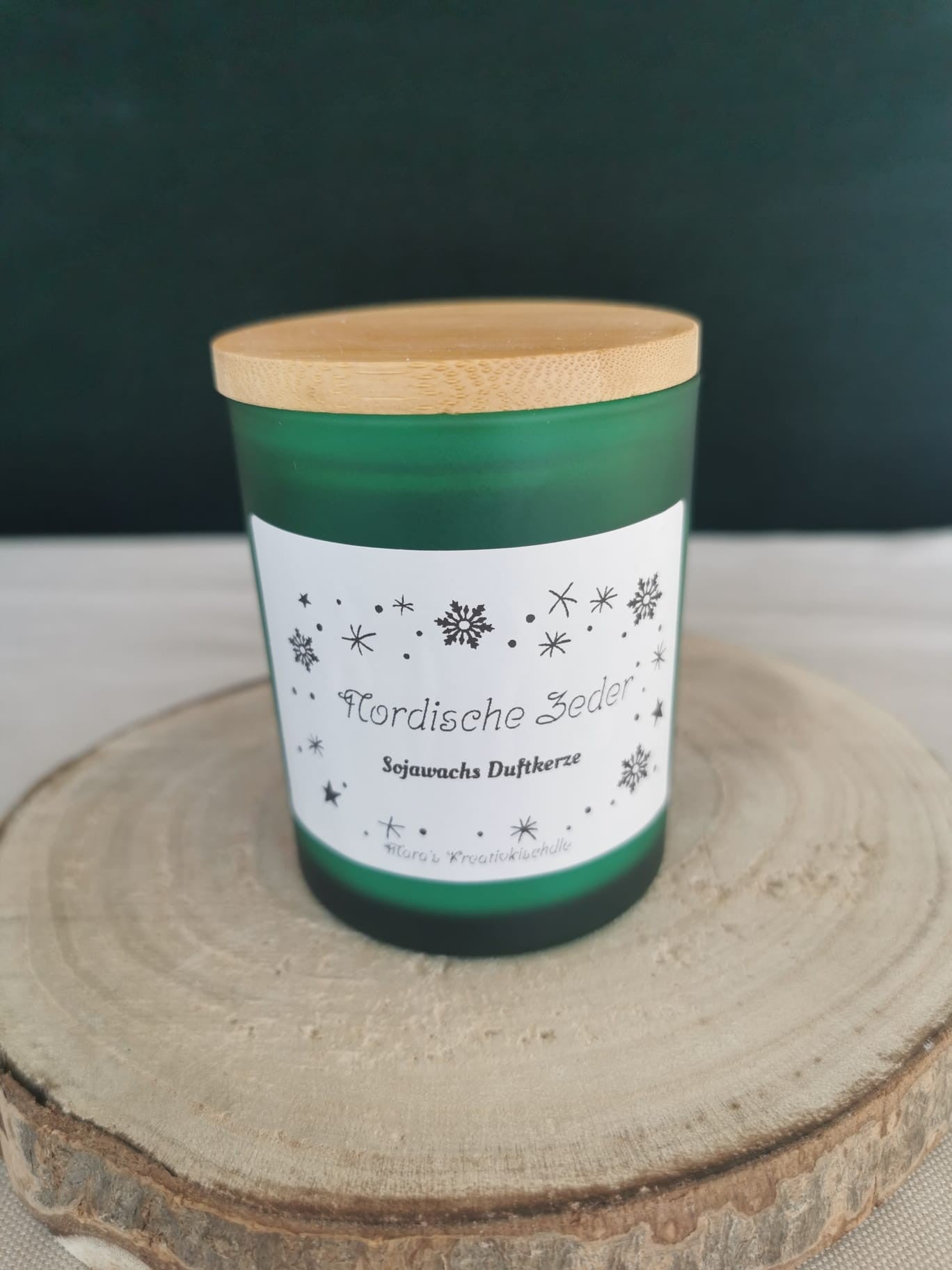 Handgemachte Sojawachs Duftkerze Nordische Zeder im grünen Glas mit Bambusdeckel – holziger Winterduft aus Mara’s Kreativkischdle