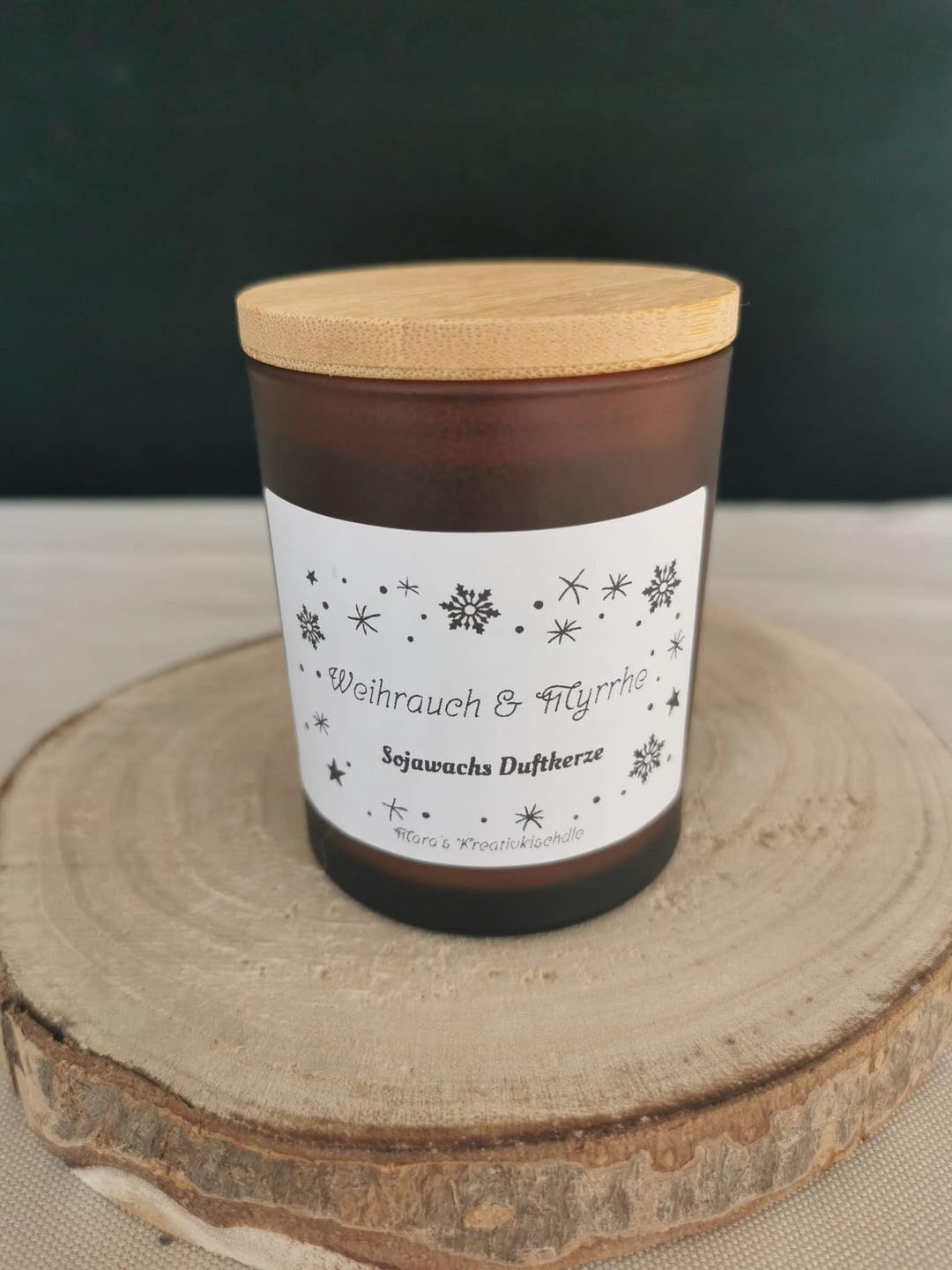 Weihrauch und Myrrhe Sojawachs Duftkerze handgegossen im Braunglas – mystischer Weihnachtsduft, vegane nachhaltige Kerze mit Bambusdeckel