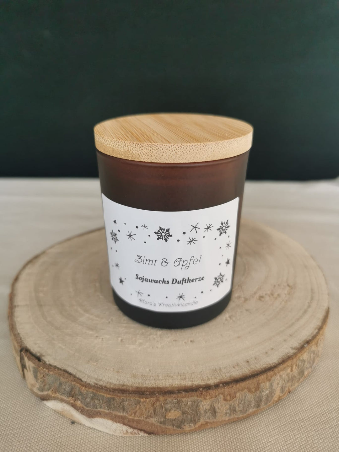 Zimt und Apfel Sojawachs Duftkerze handgegossen im Braunglas – warmer Weihnachtsduft, vegane Winterkerze mit Bambusdeckel