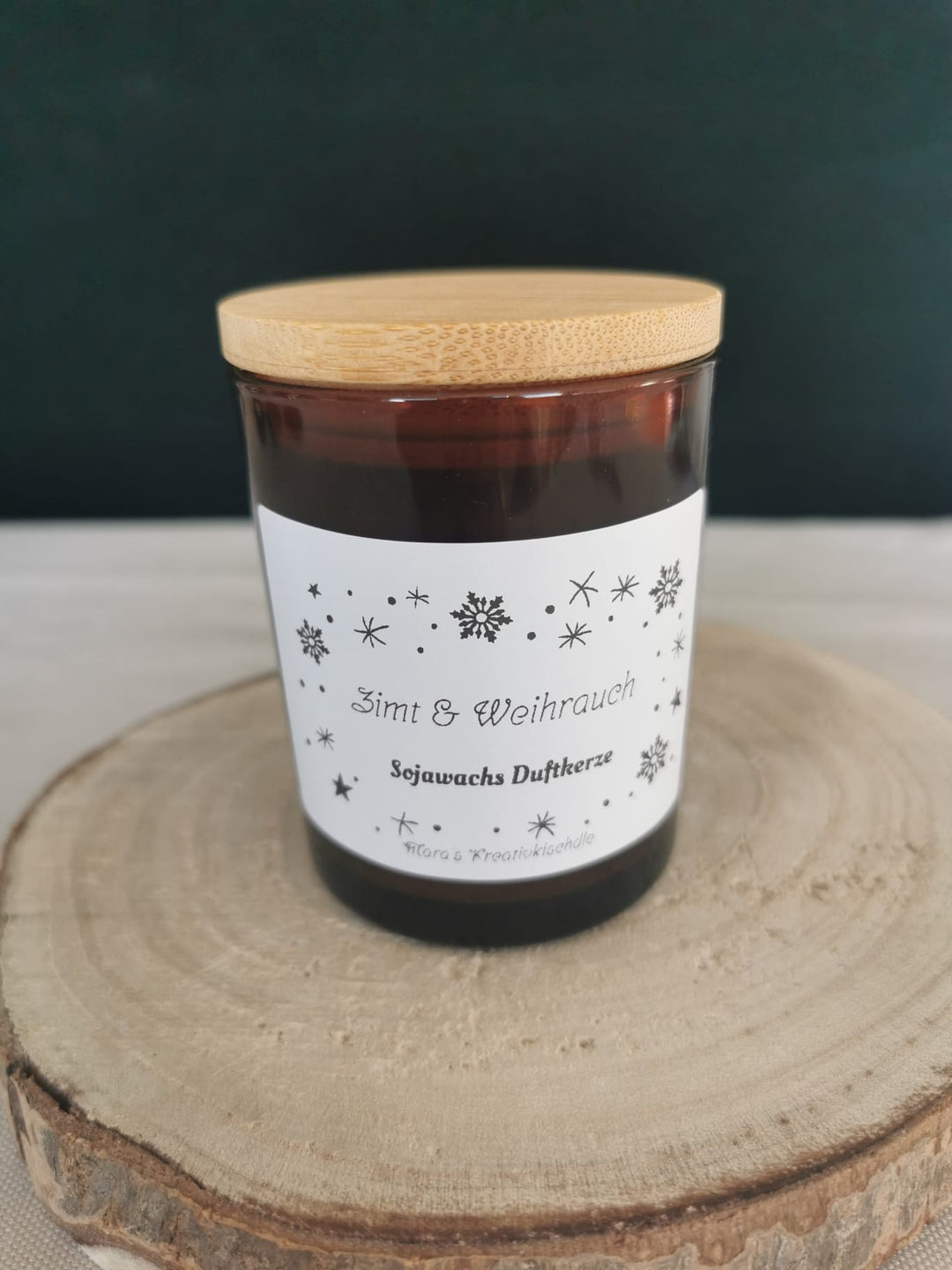 Handgemachte Sojawachs Duftkerze Zimt & Weihrauch im braunen Glas mit Bambusdeckel – weihnachtlich-würziger Winterduft von Mara’s Kreativkischdle