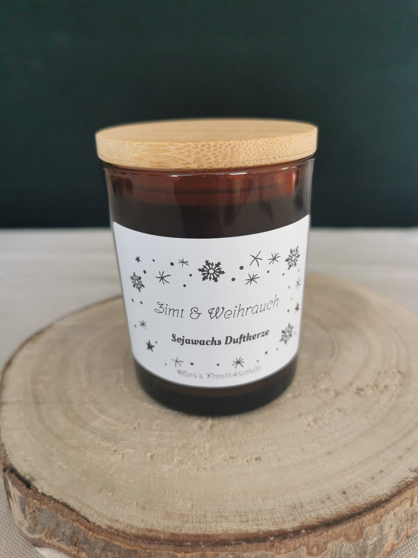 Handgemachte Sojawachs Duftkerze Zimt & Weihrauch im braunen Glas mit Bambusdeckel – weihnachtlich-würziger Winterduft von Mara’s Kreativkischdle